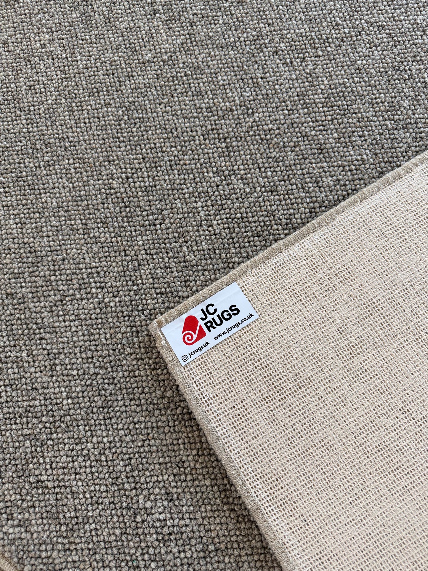 Chert 100% wool rug 177cm x 298cm