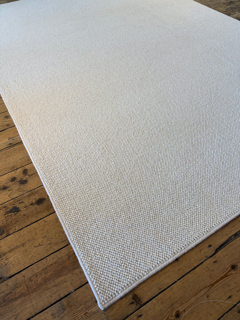 Pearl ivory 100% polypropylene rug 226cm x 324cm
