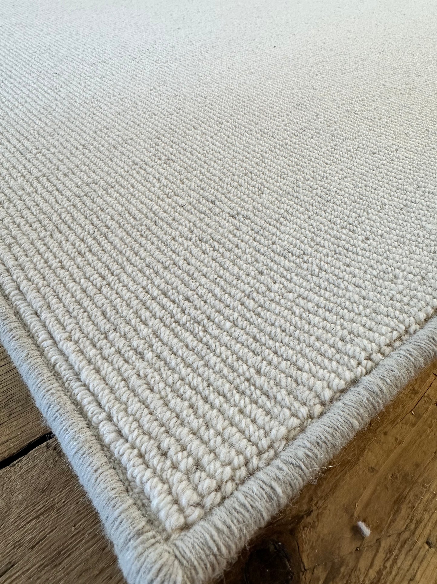 Tawny 100% wool rug 224cm x 326cm