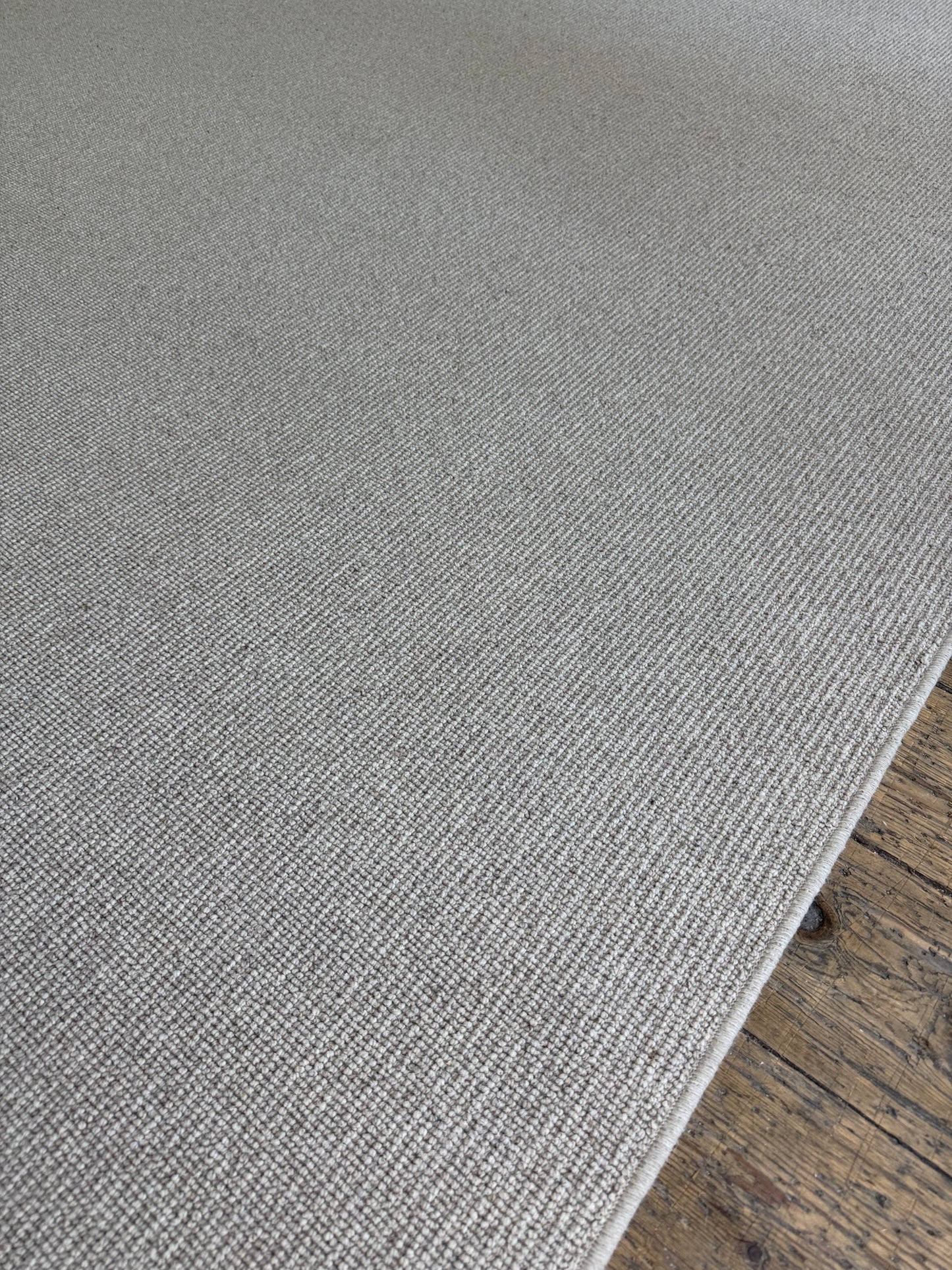 Hessian 100% wool rug 236cm x 328cm