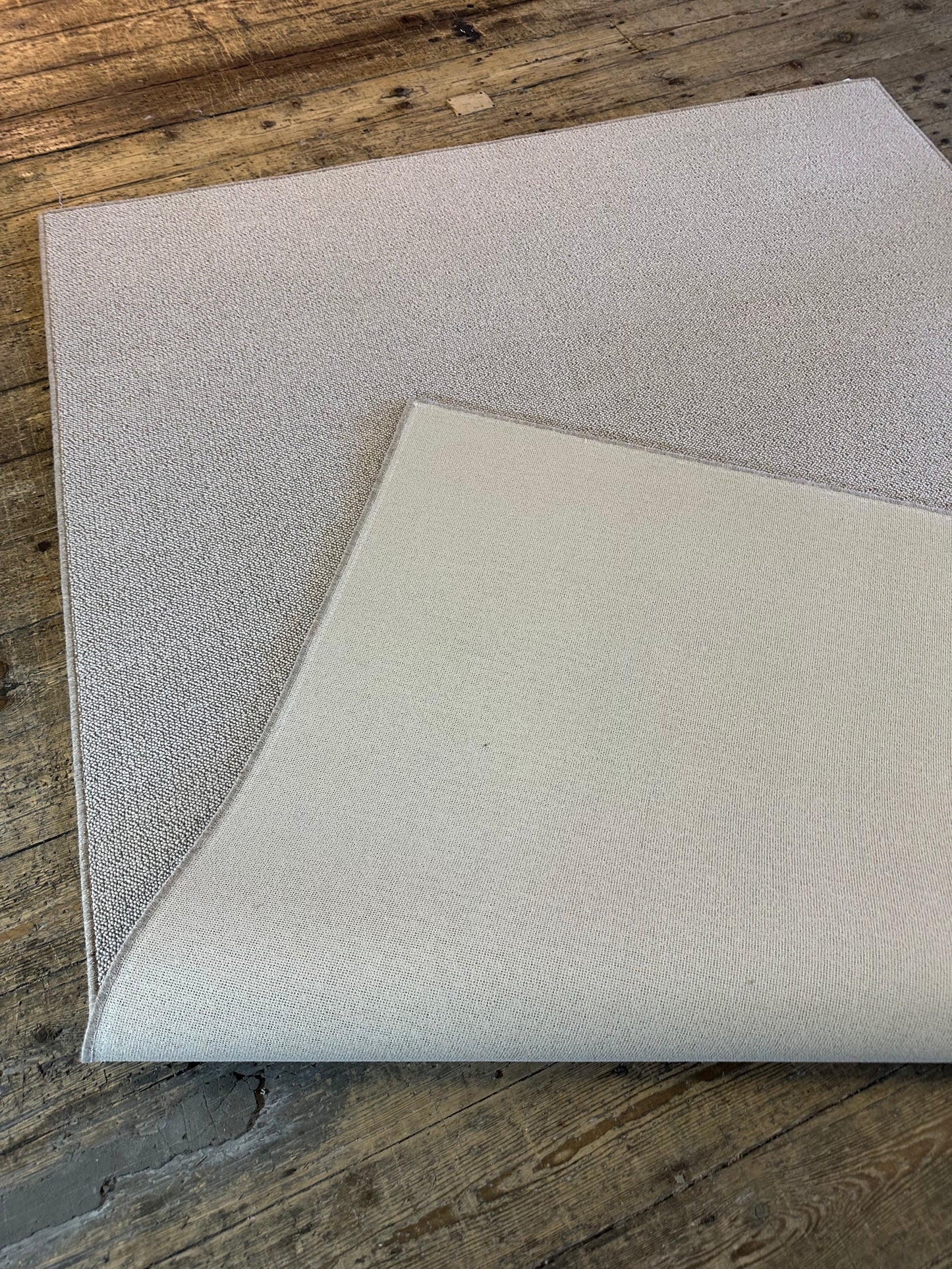 Rustic 100% wool rug 185cm x 276cm