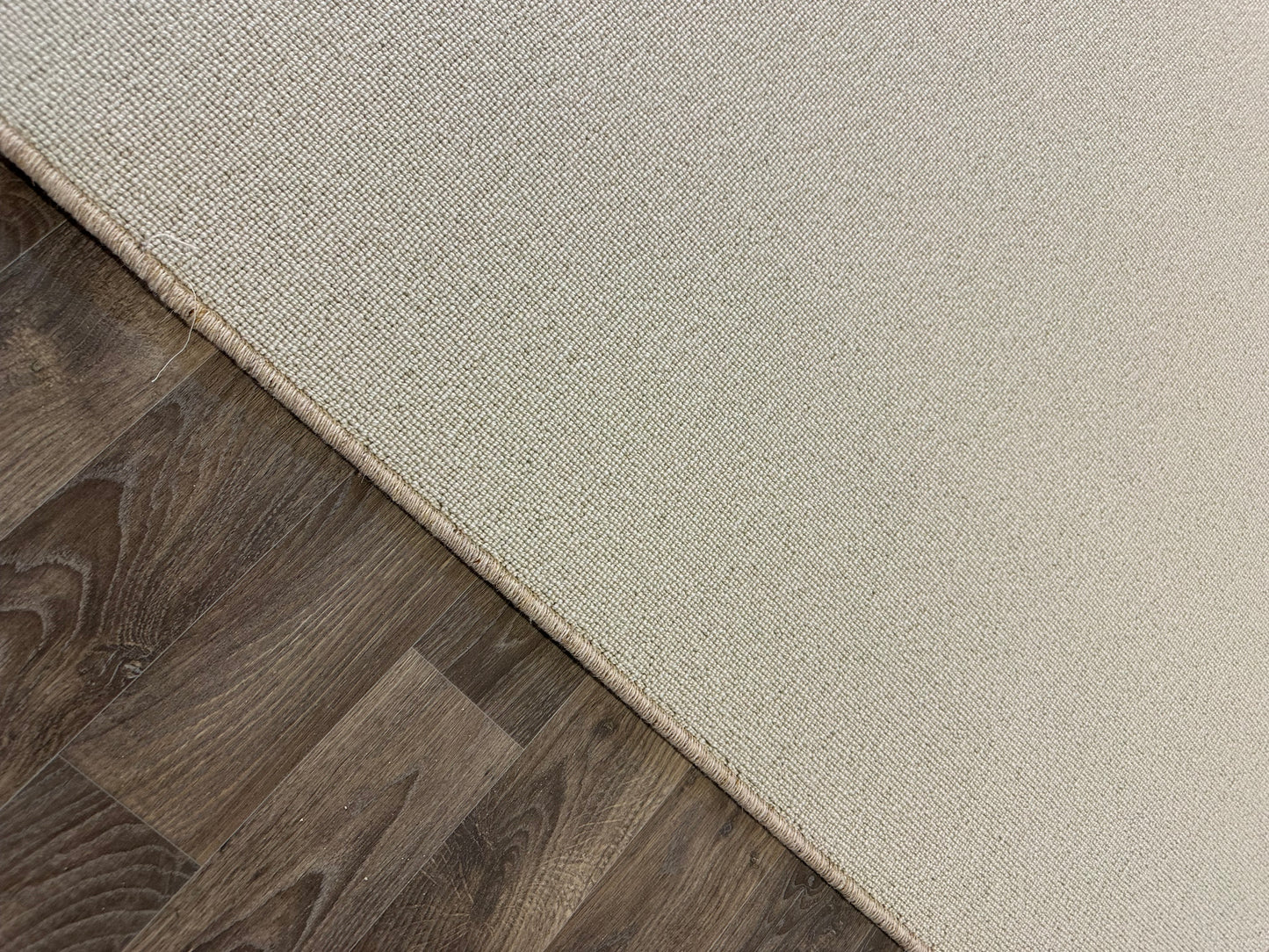 White Flake 100% wool rug 240cm x 282cm