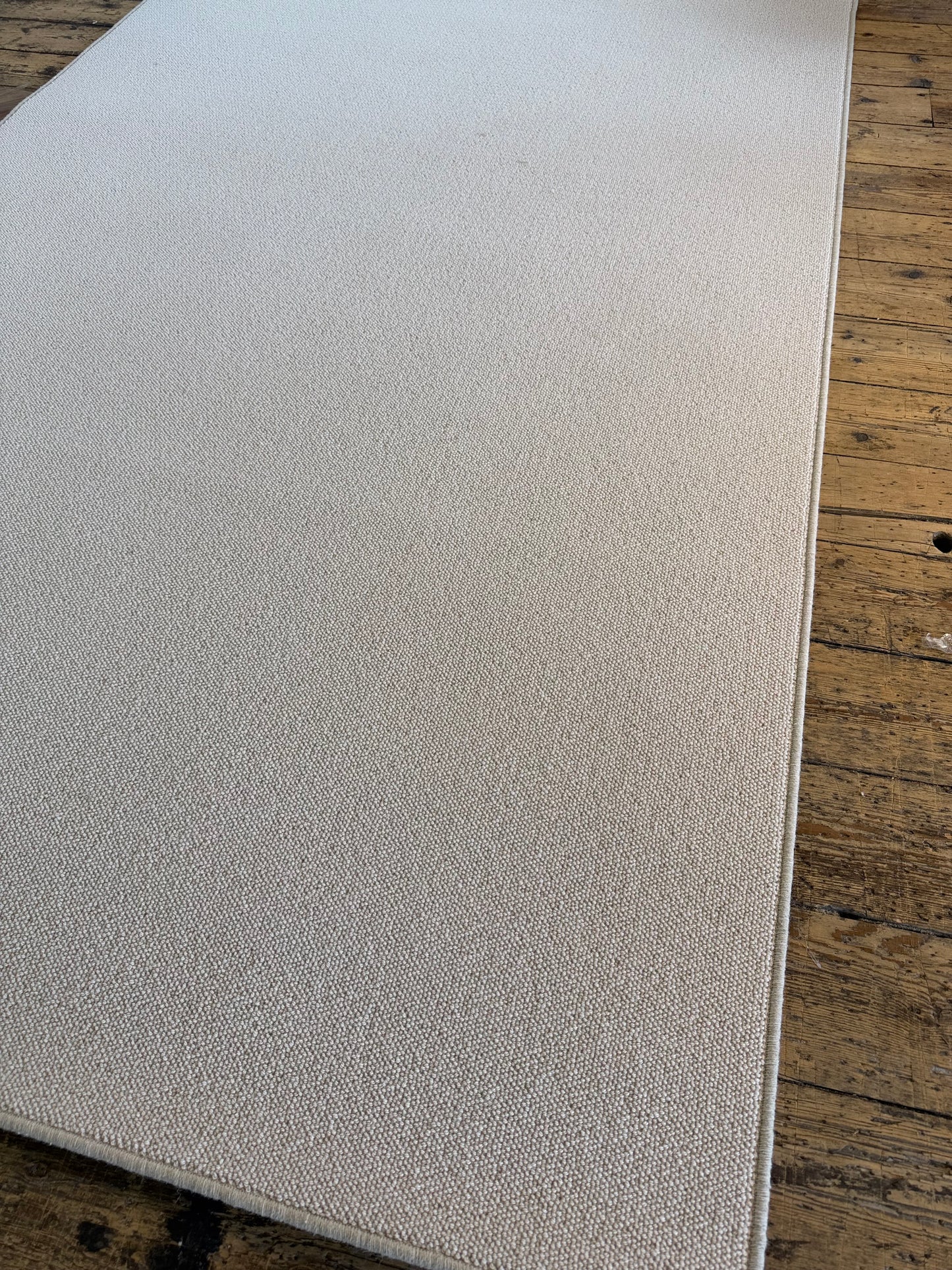 White flake 100% wool rug 170cm x 264cm