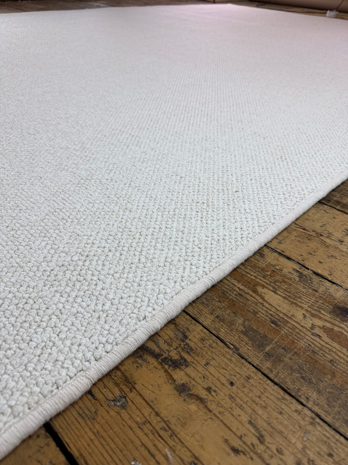 Pearled ivory 100% polypropylene rug 225cm x 357cm