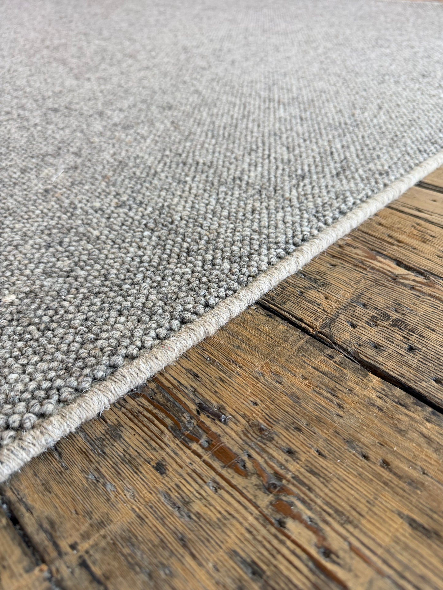 Chert 100% wool rug 177cm x 298cm