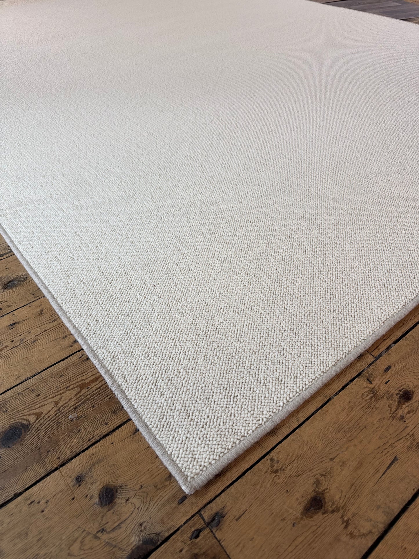 Blanc ivoire 100% wool rug 250cm x 337cm