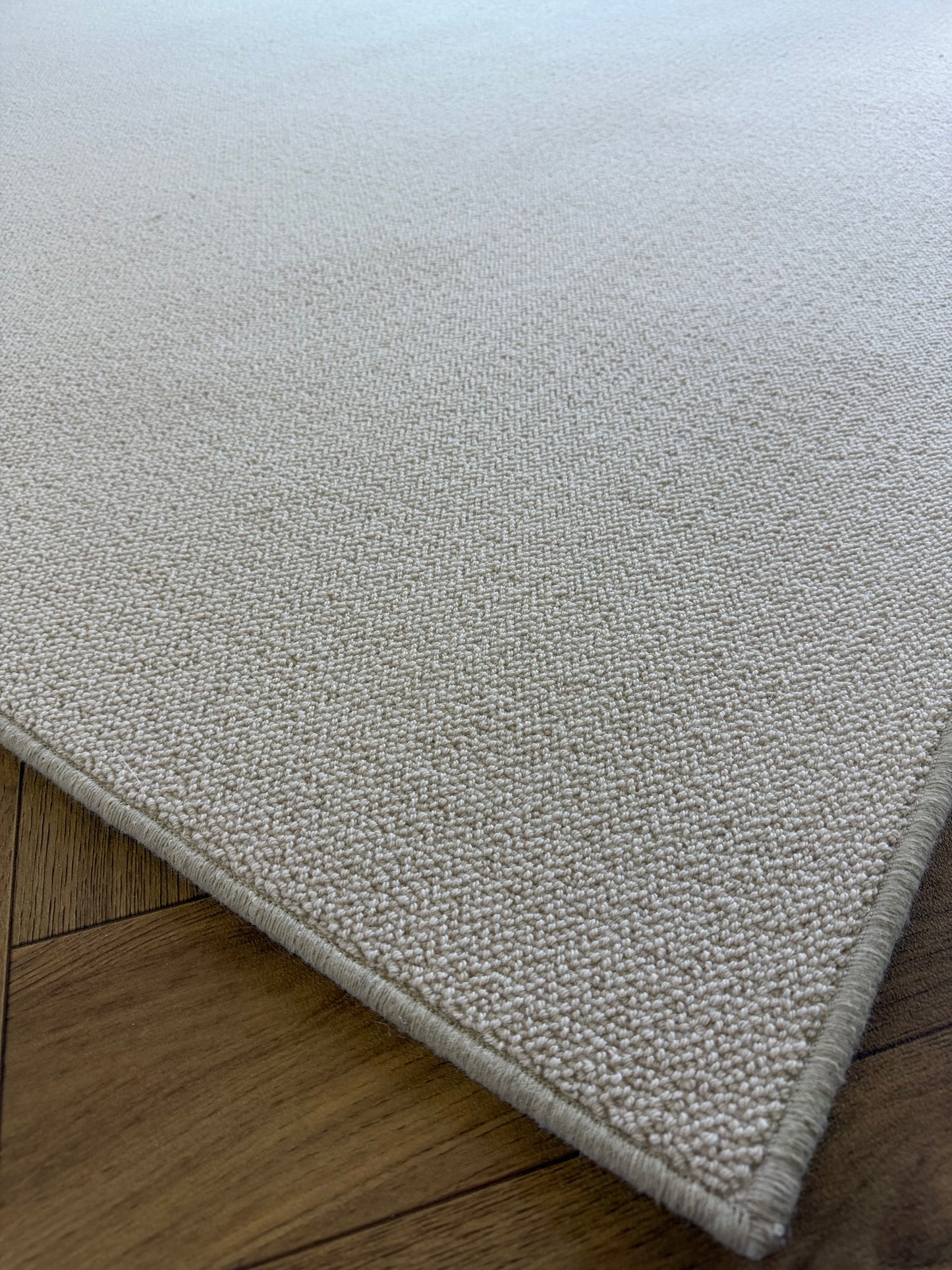 White flake 100% wool rug 200cm x 277cm