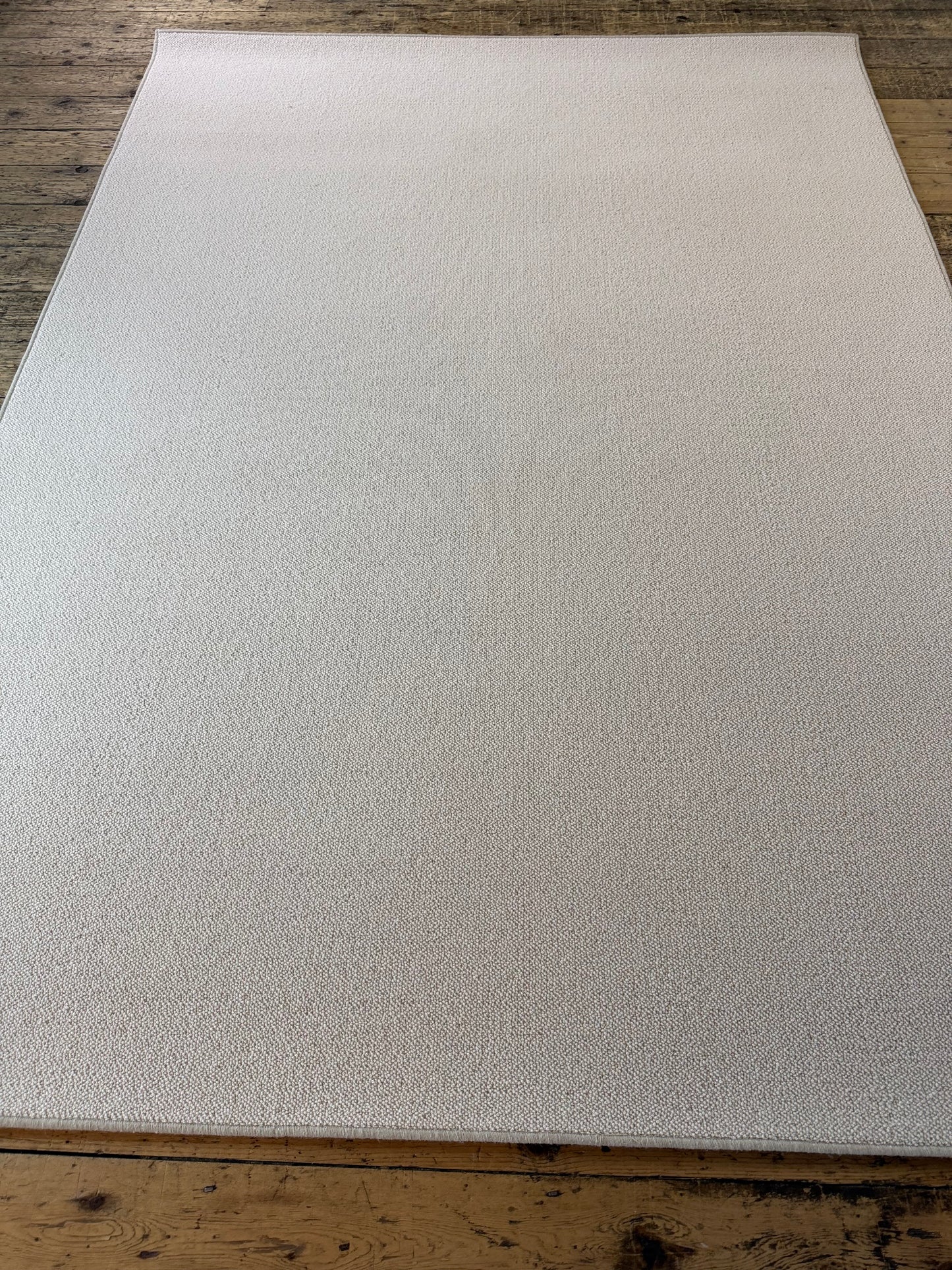 White flake 100% wool rug 200cm x 277cm