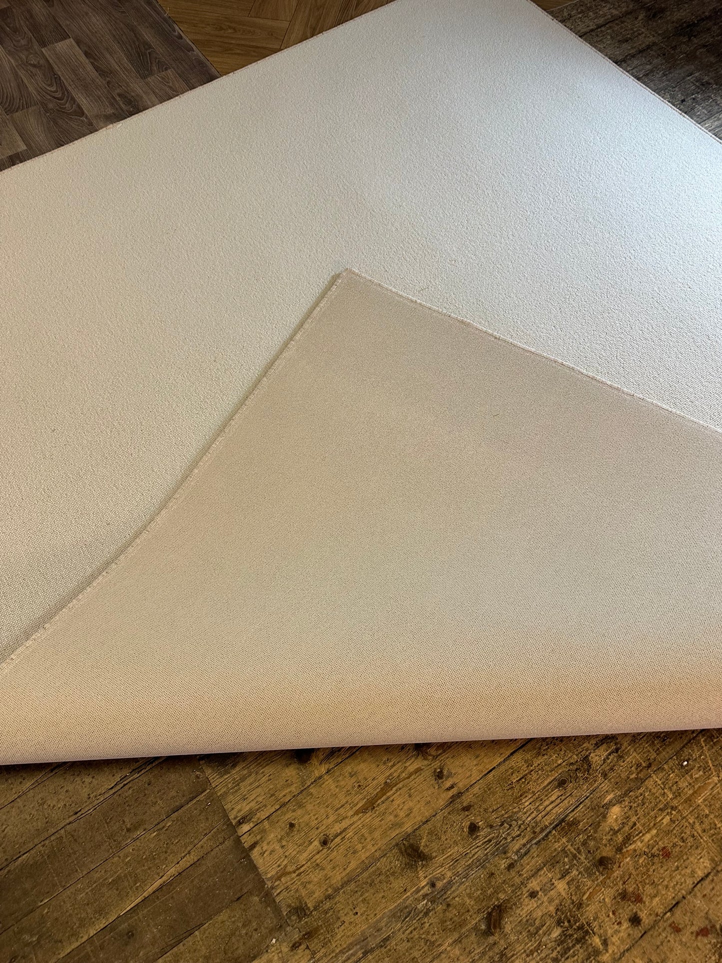 White Flake 100% wool rug 240cm x 282cm