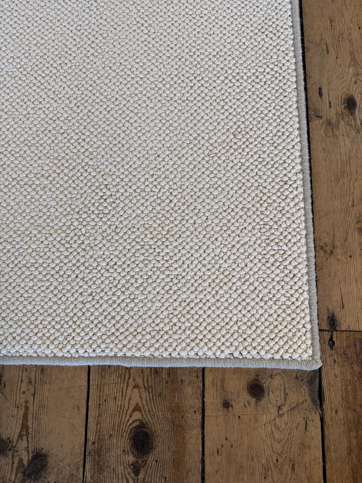 White swan 100% polypropylene rug 230cm x 308cm