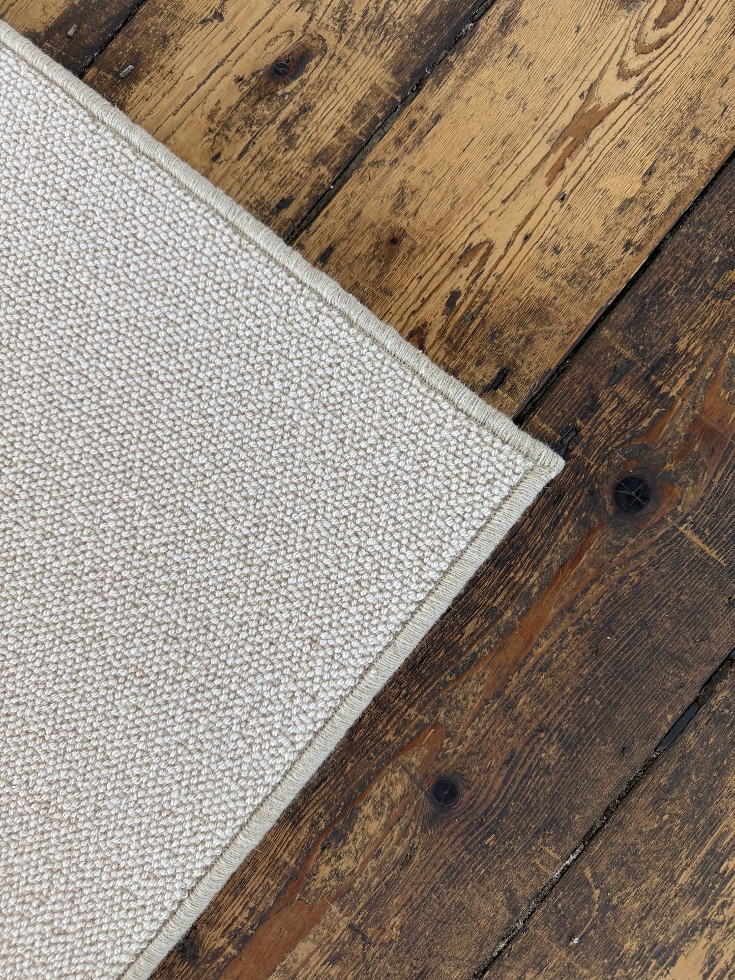 White flake 100% wool rug 170cm x 264cm