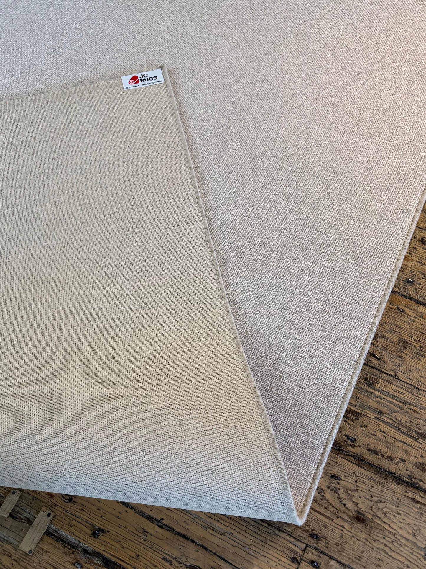 White flake 100% wool rug 200cm x 250cm