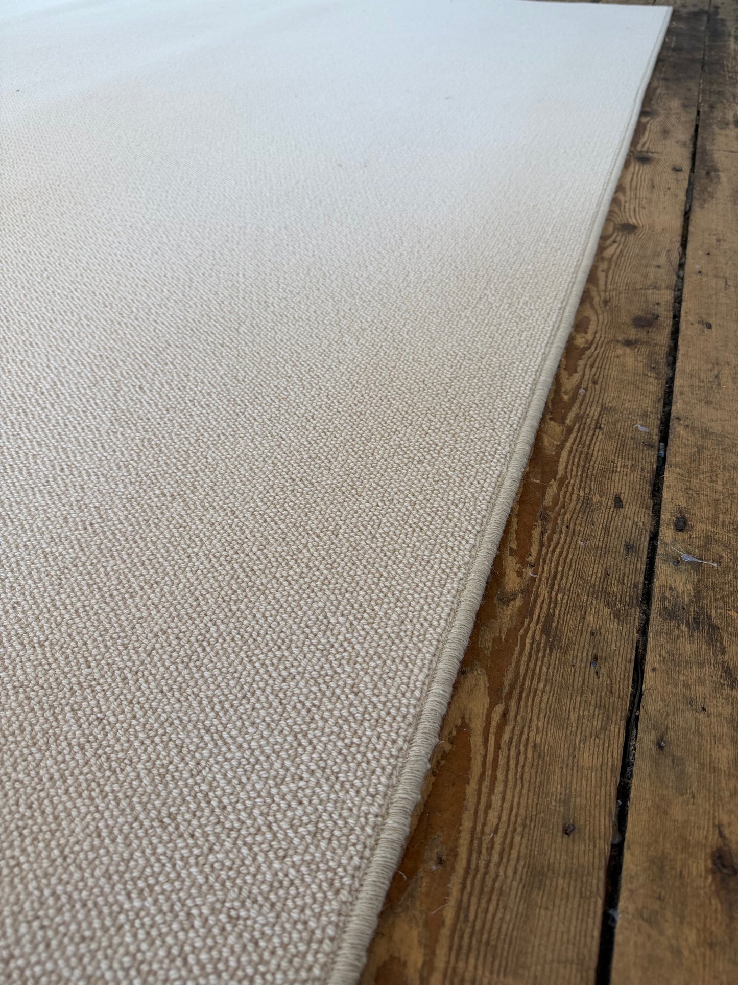 White flake 100% wool rug 270cm x 370cm