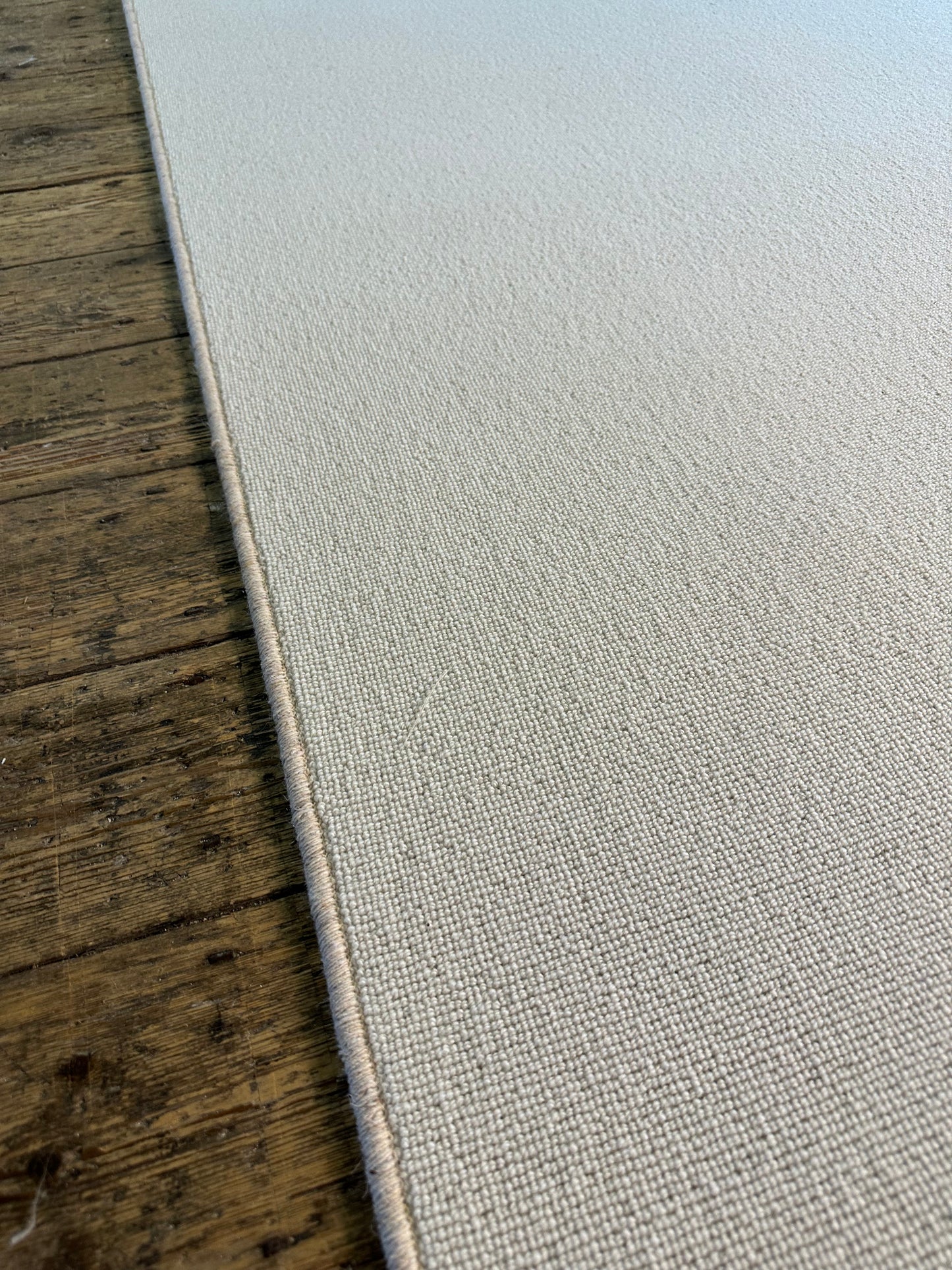 White Flake 100% wool rug 240cm x 282cm