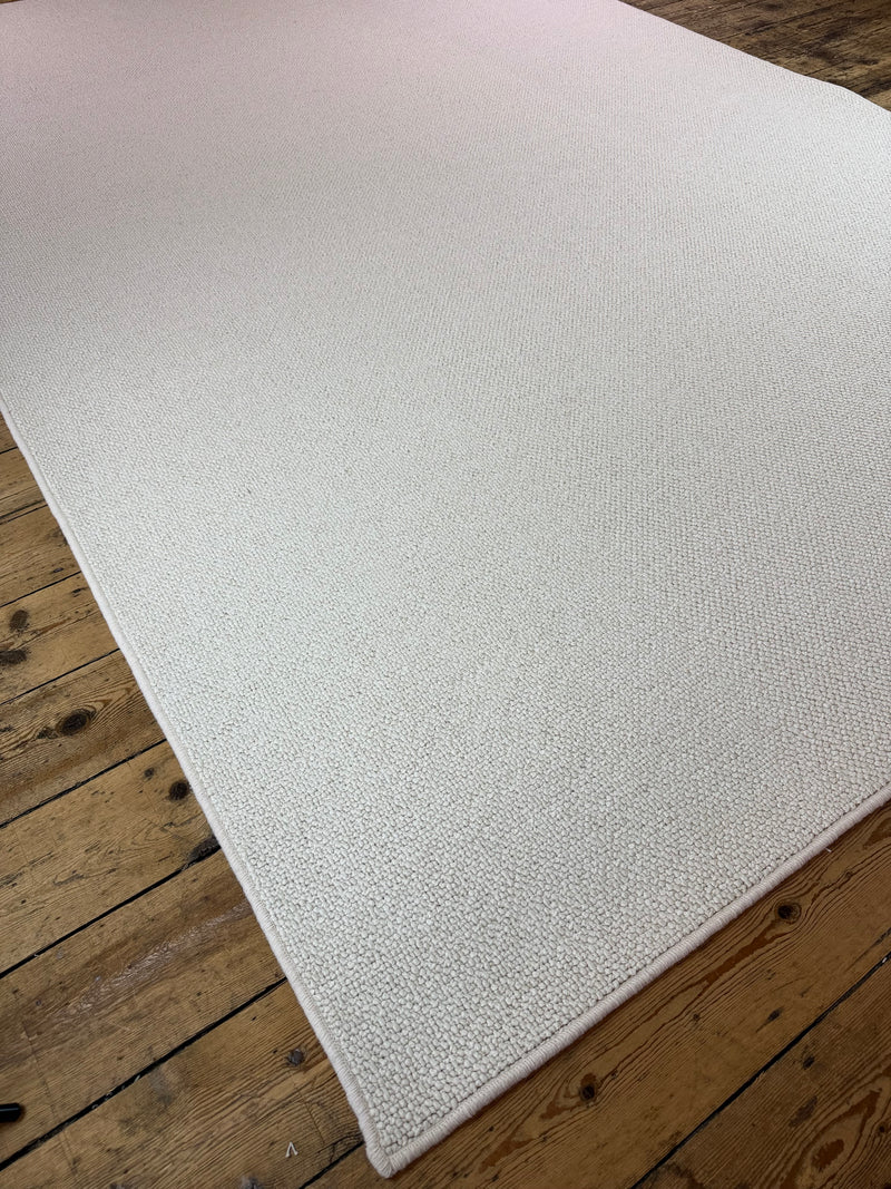 Pearled ivory 100% polypropylene rug 225cm x 357cm