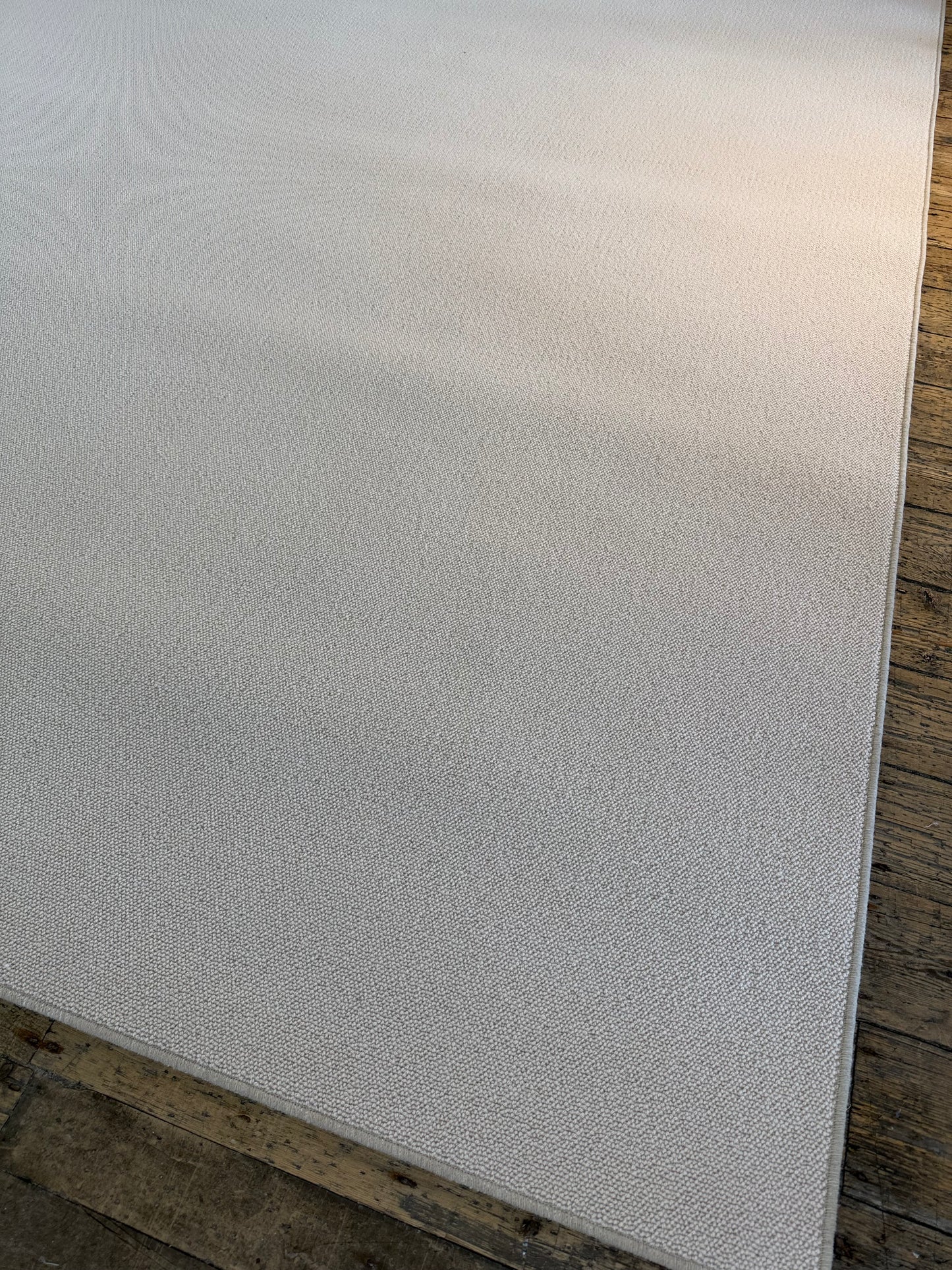 White flake 100% wool rug 270cm x 370cm