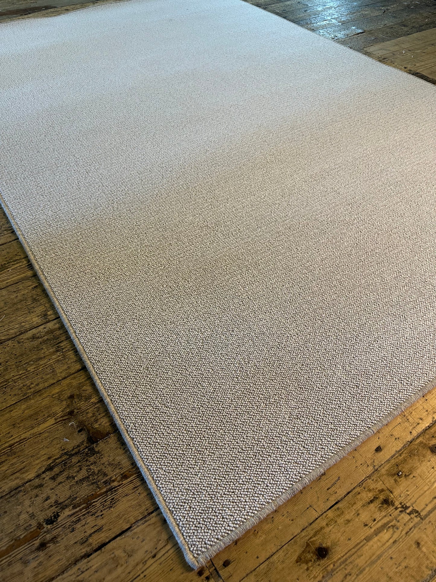 Rustic 100% wool rug 185cm x 276cm