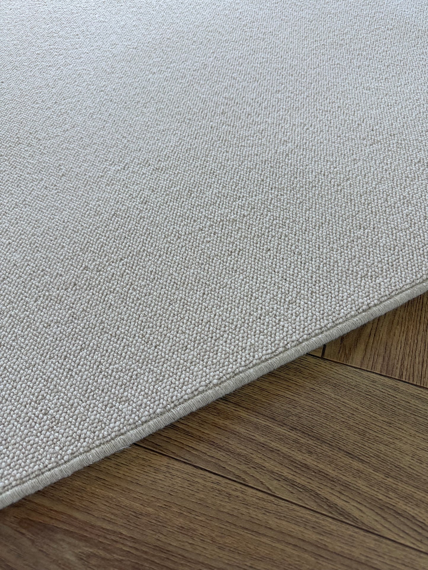 White flake 100% wool rug 170cm x 264cm