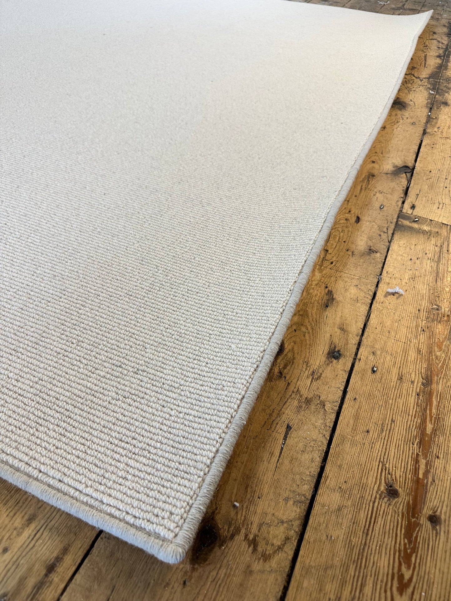 Tawny 100% wool rug 224cm x 326cm