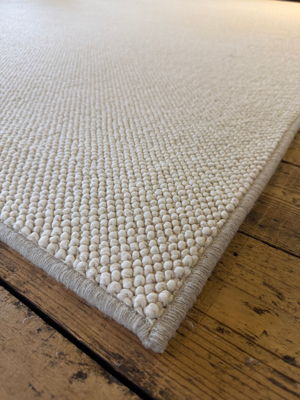 White swan 100% polypropylene rug 230cm x 308cm