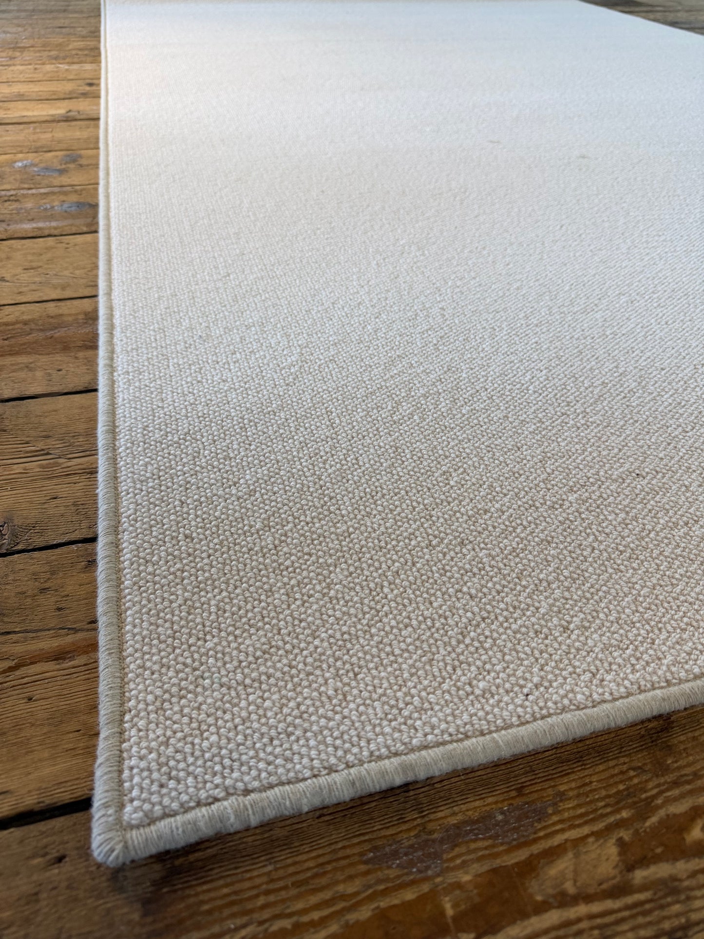 White flake 100% wool rug 170cm x 264cm