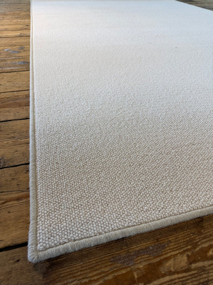 White flake 100% wool rug 170cm x 264cm