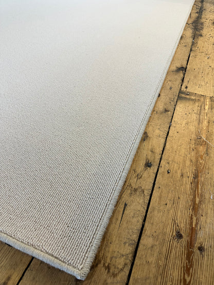 White flake 100% wool rug 229cm x 303cm