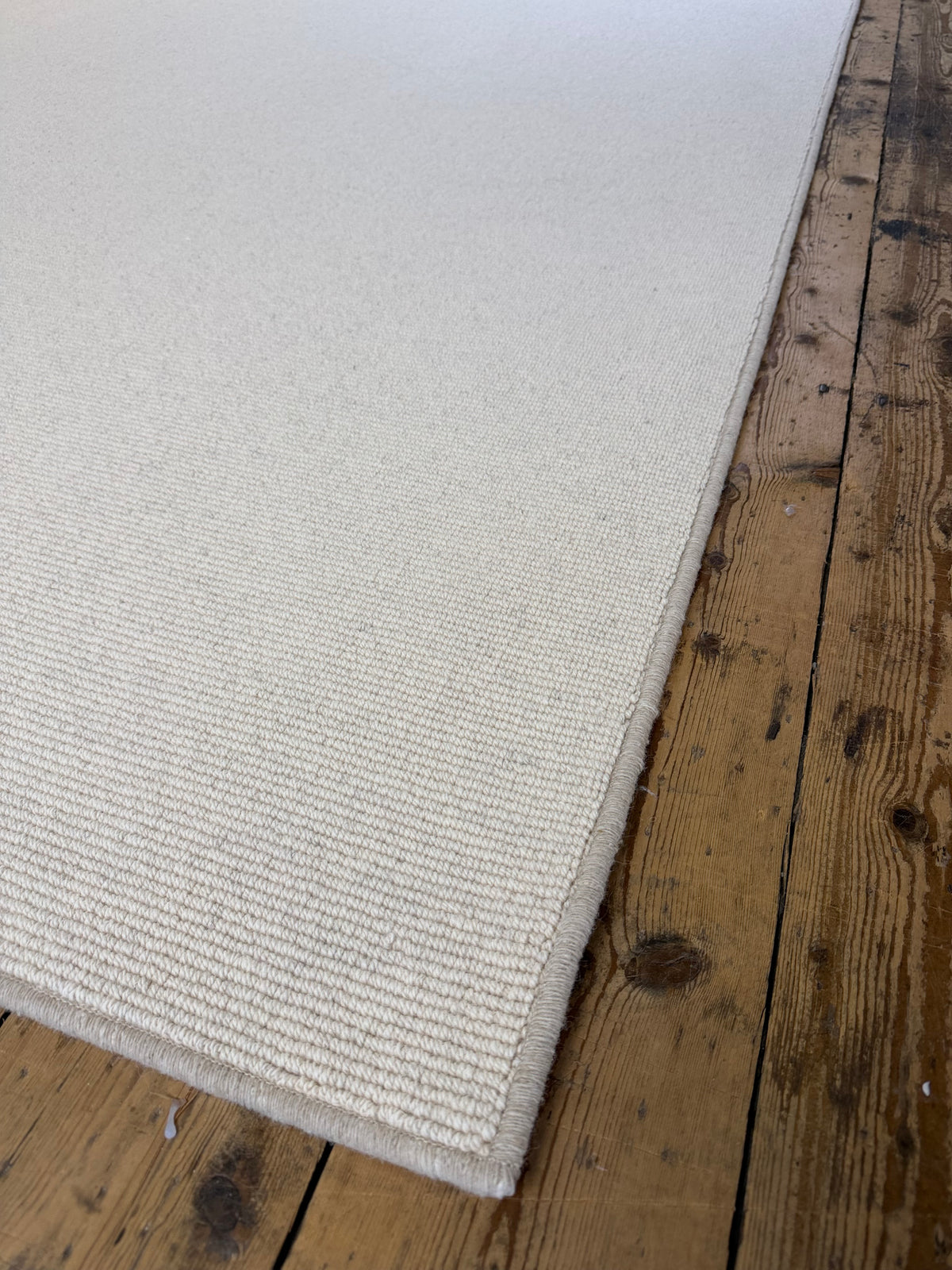Tawny 100% wool rug 240cm x 340cm