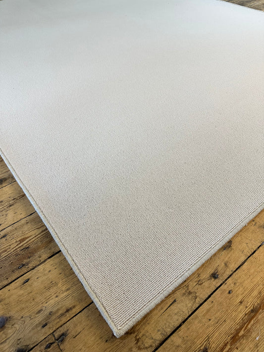 White flake 100% wool rug 229cm x 303cm