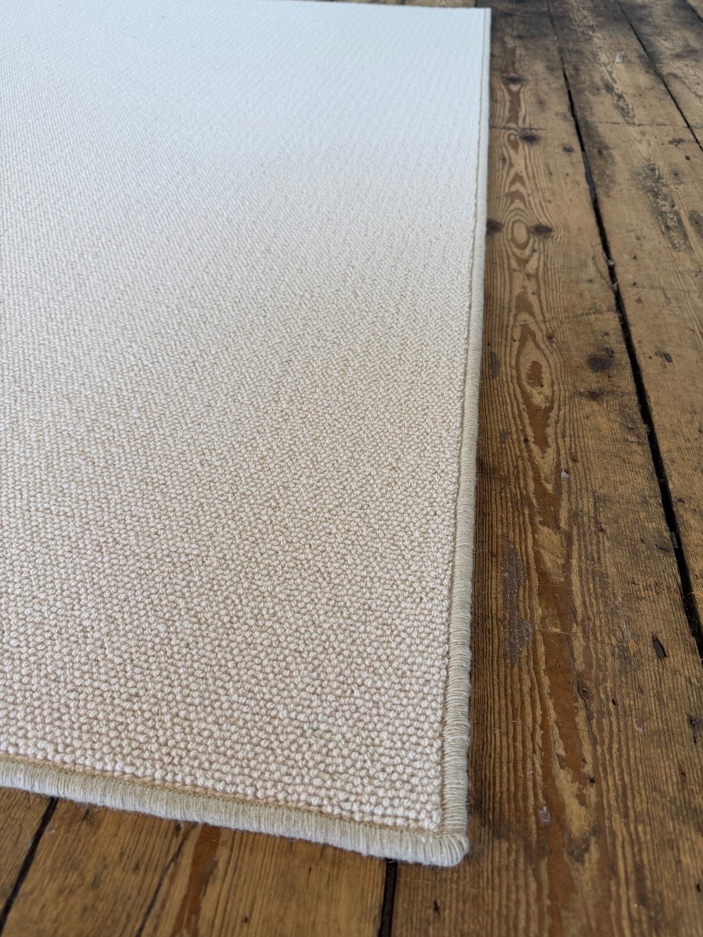 White flake 100% wool rug 170cm x 264cm