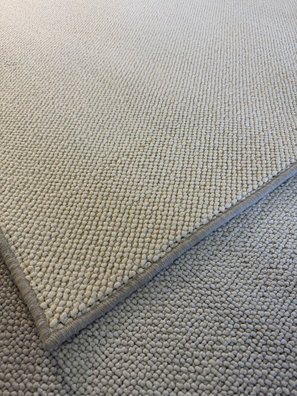 White swan 100% polypropylene rug 230cm x 308cm