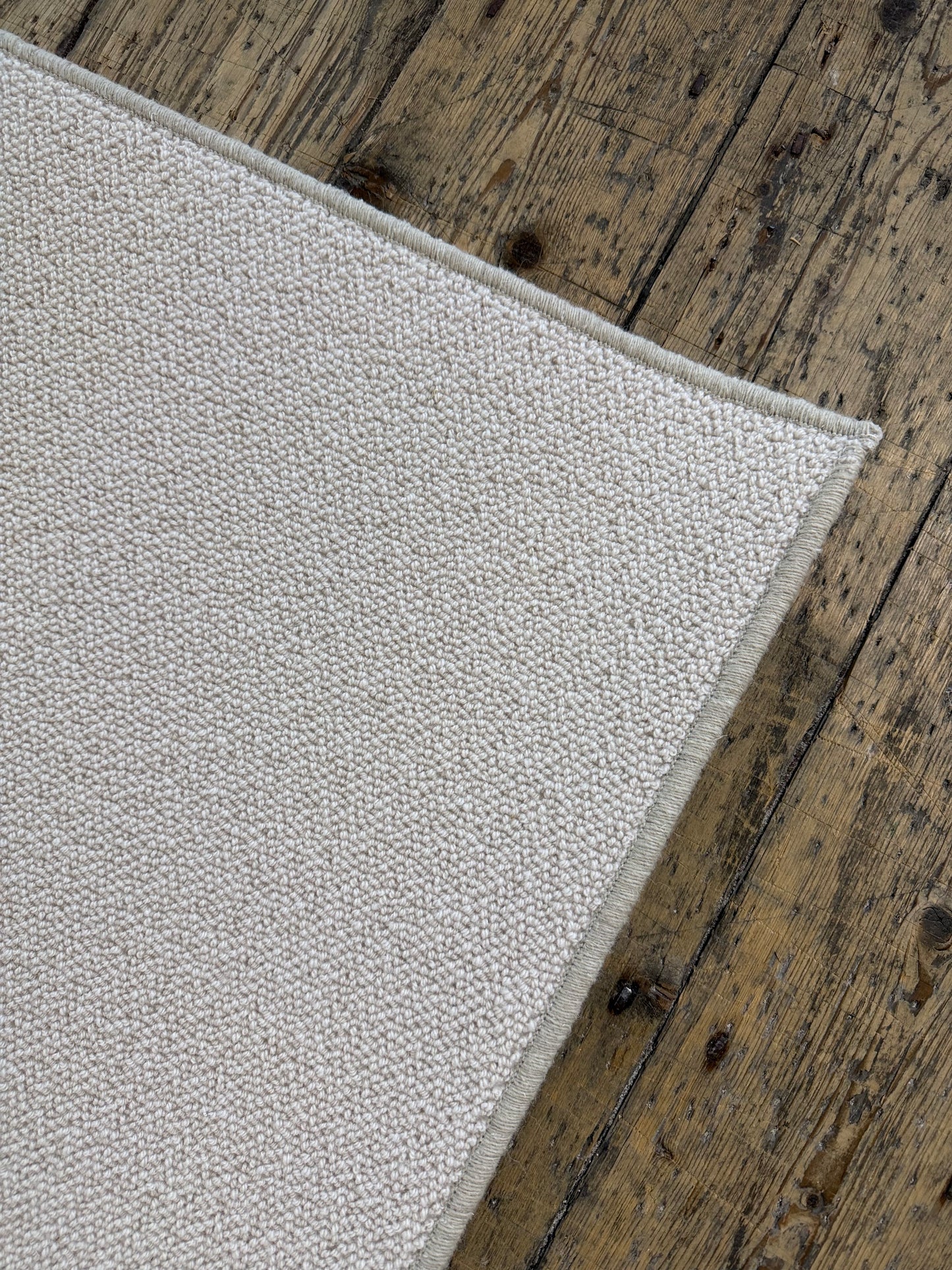 White flake 100% wool rug 200cm x 277cm