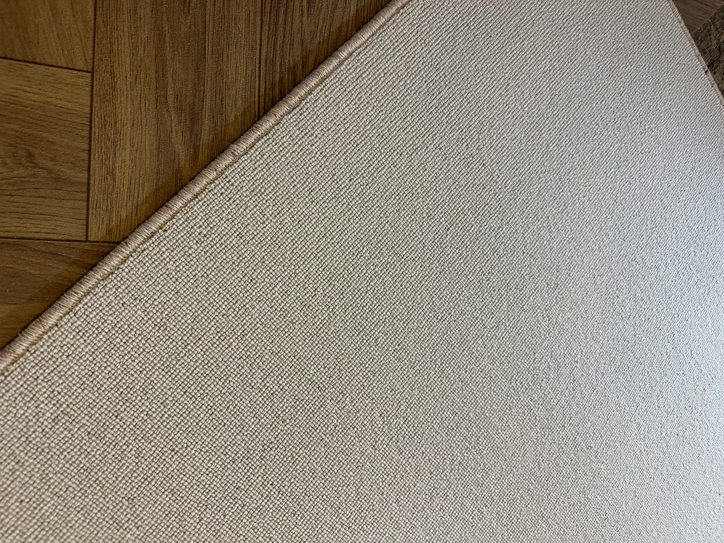 White Flake 100% wool rug 240cm x 282cm