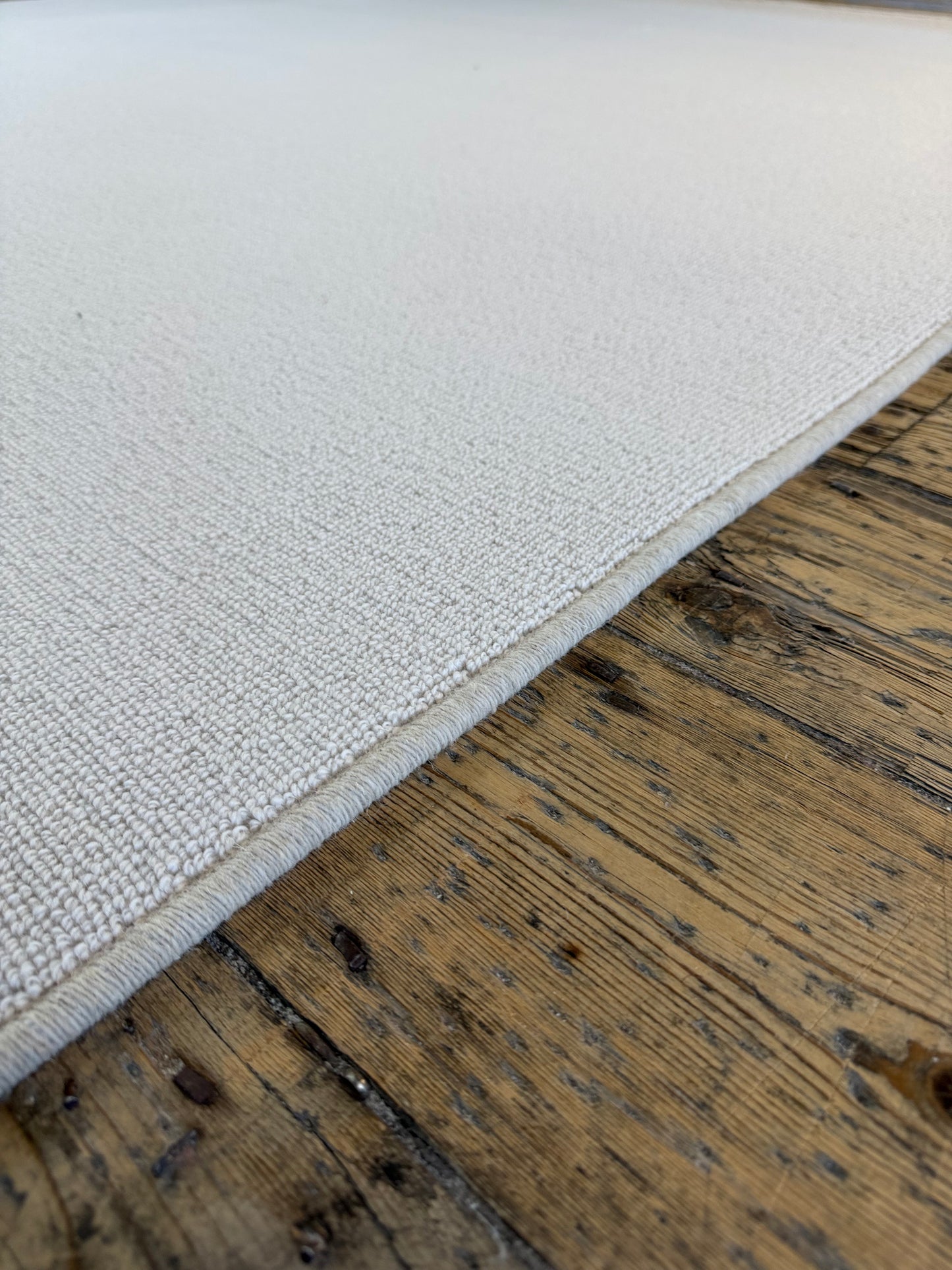 White flake 100% wool rug 200cm x 250cm