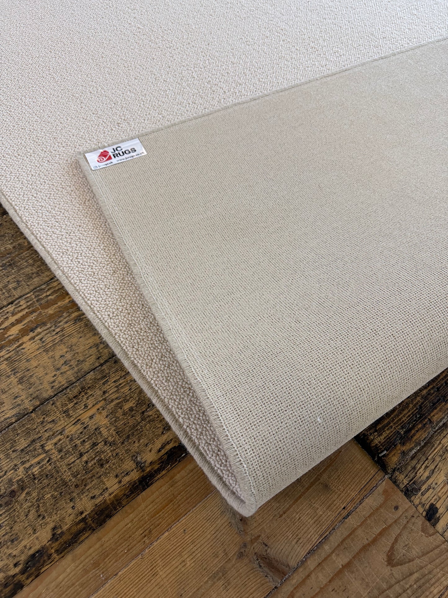 White flake 100% wool rug 200cm x 277cm
