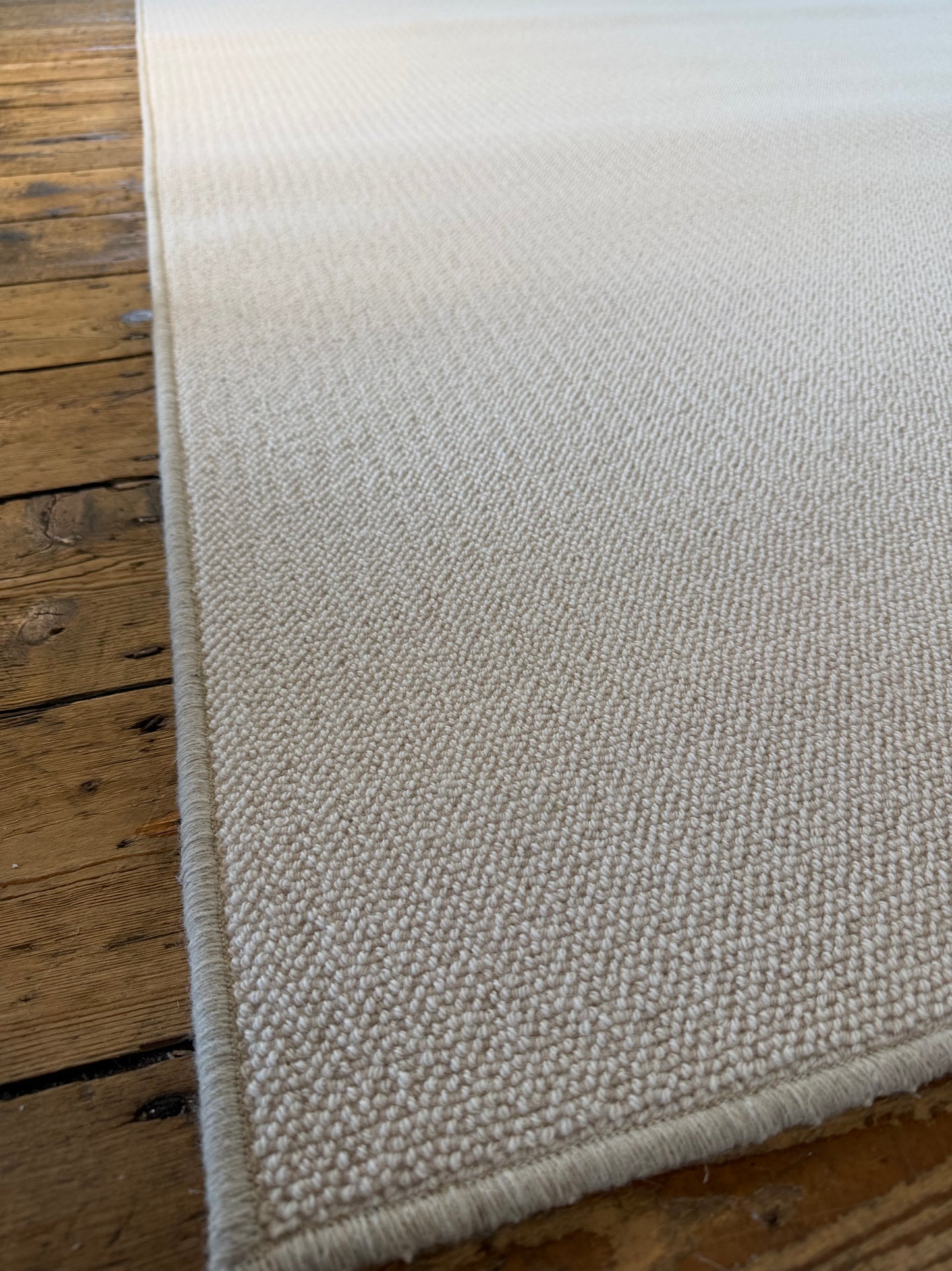 White flake 100% wool rug 270cm x 370cm
