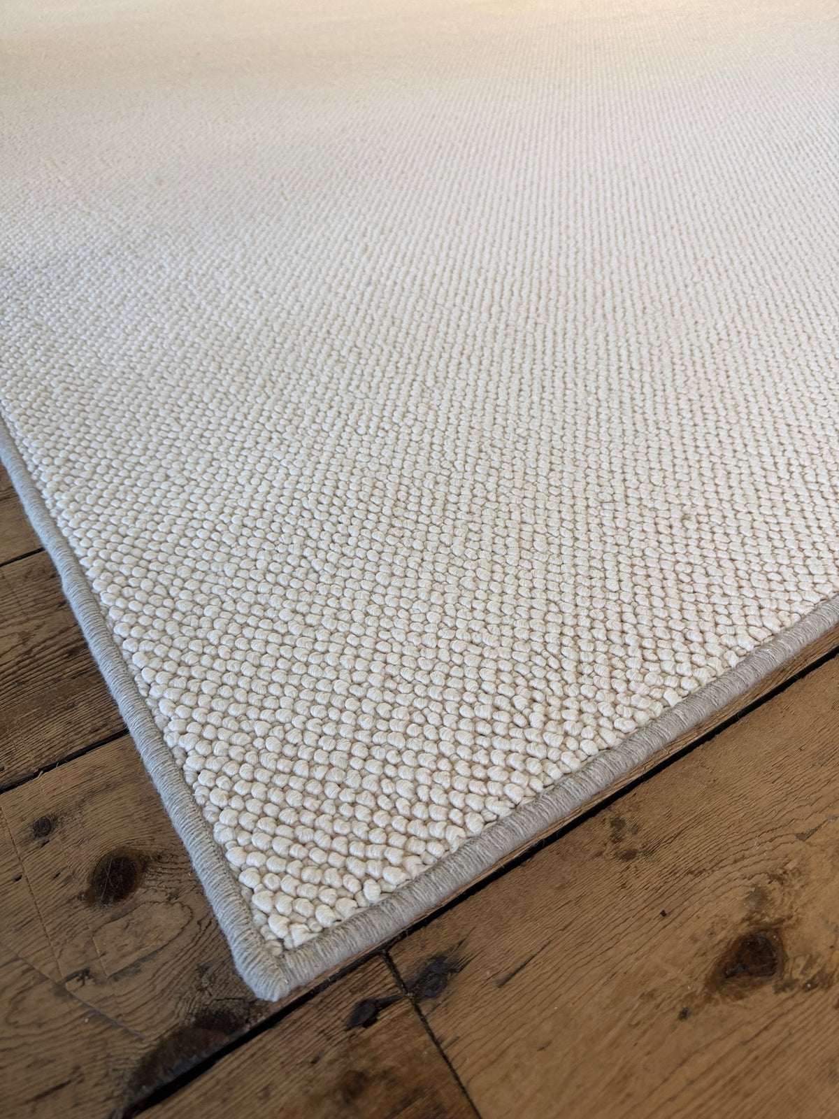 White swan 100% polypropylene rug 230cm x 308cm
