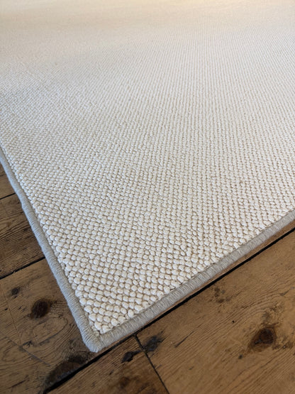White swan 100% polypropylene rug 230cm x 308cm