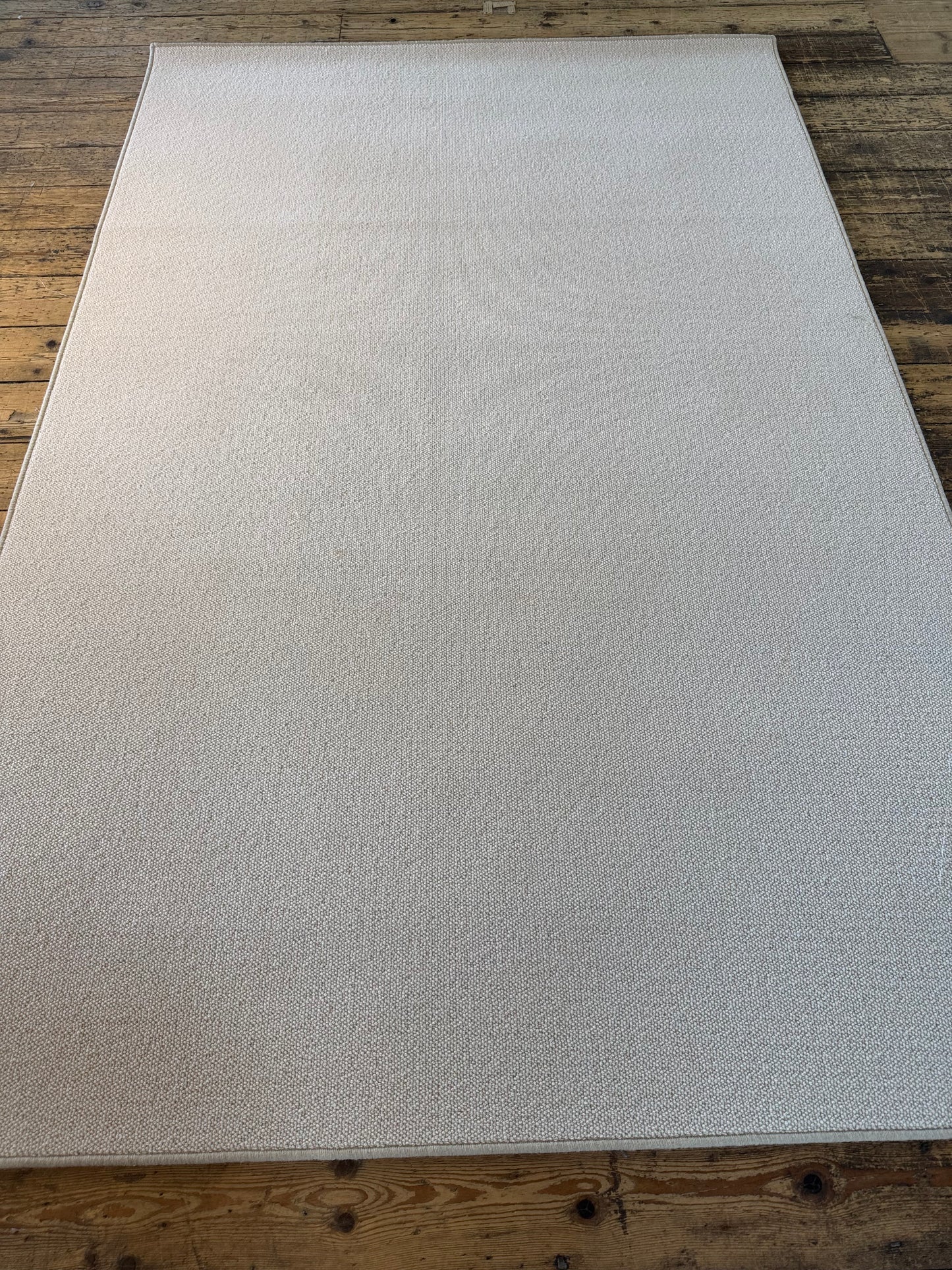 White flake 100% wool rug 170cm x 264cm