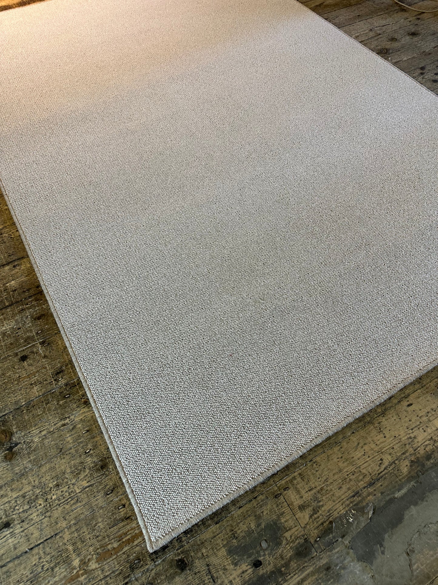 Rustic 100% wool rug 185cm x 276cm