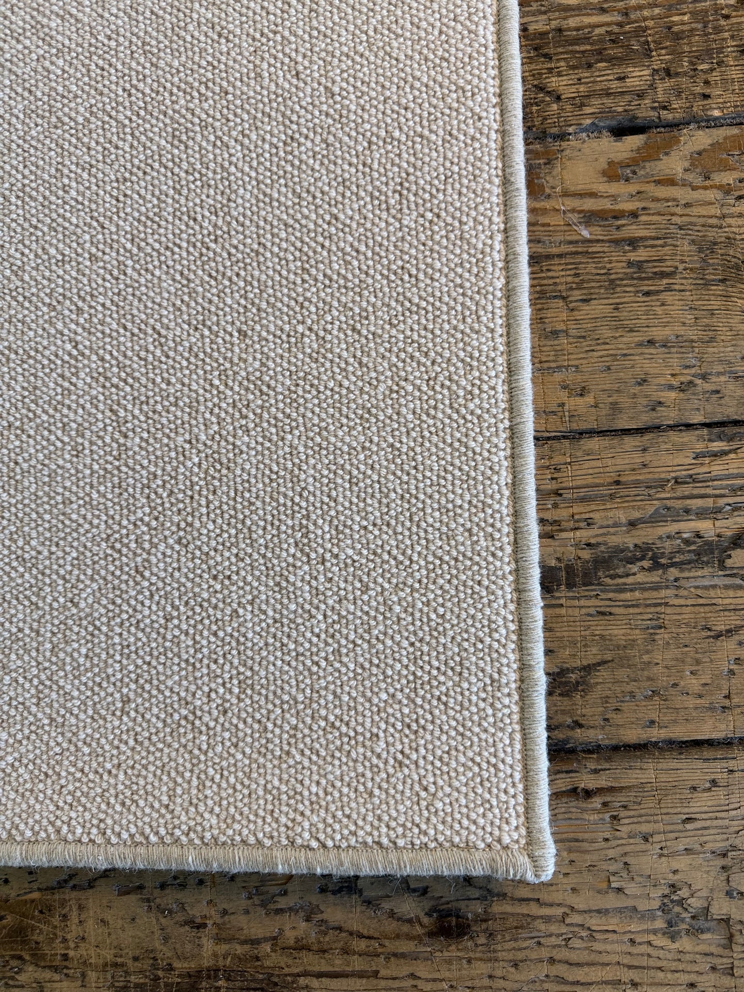 White flake 100% wool rug 170cm x 264cm