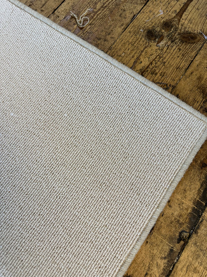 White flake 100% wool rug 229cm x 303cm