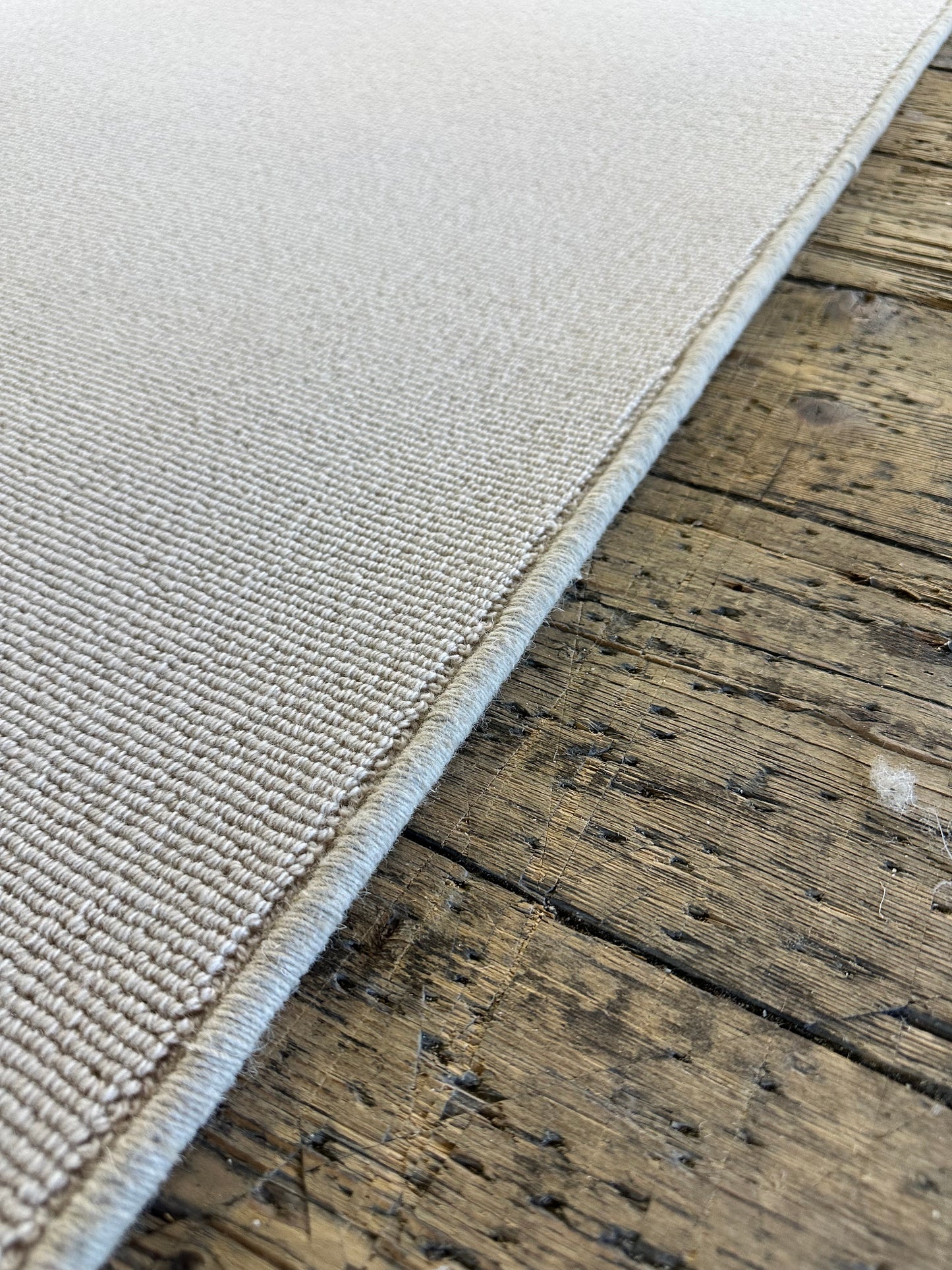 White flake 100% wool rug 229cm x 303cm