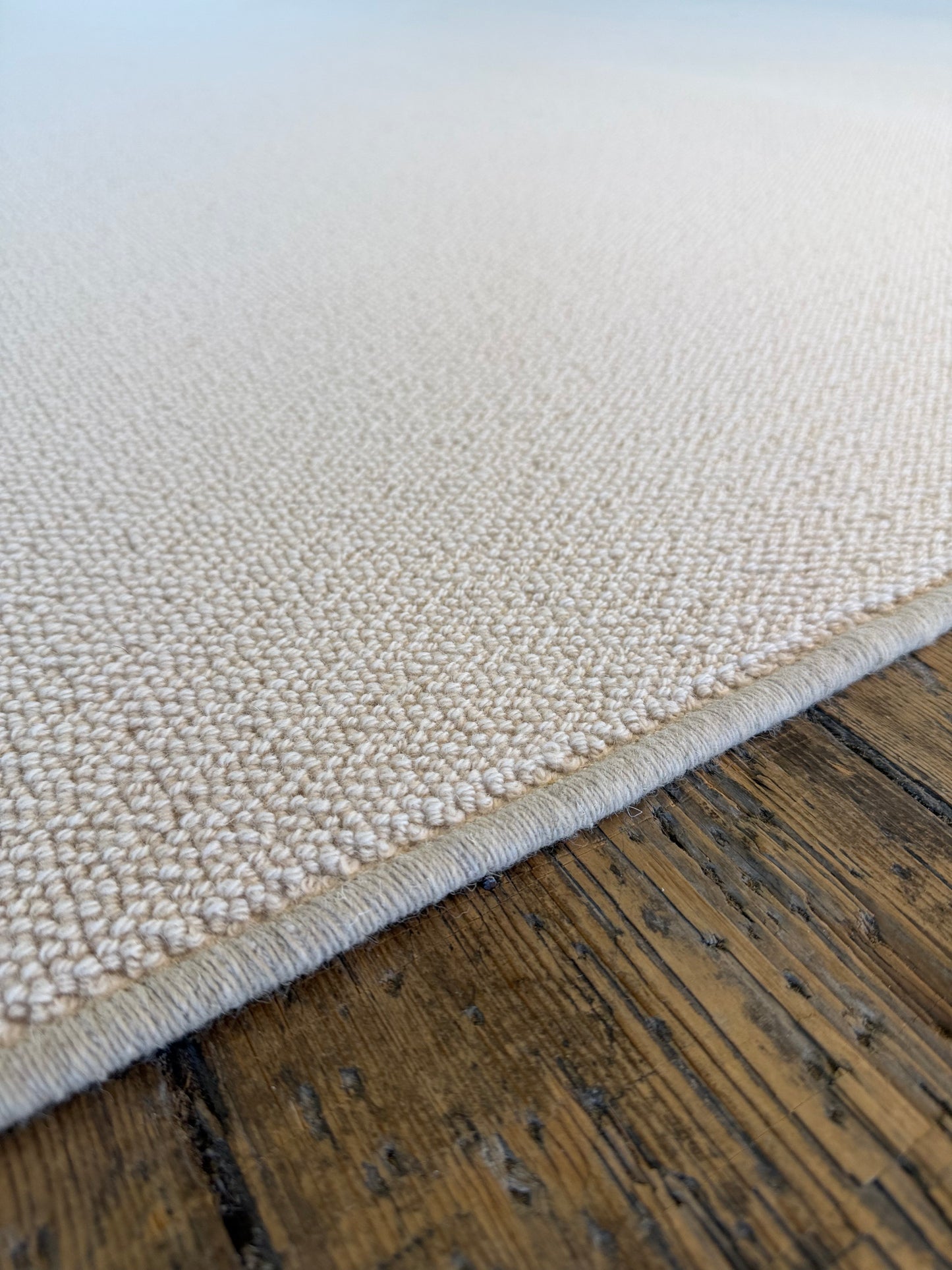 White flake 100% wool rug 270cm x 370cm