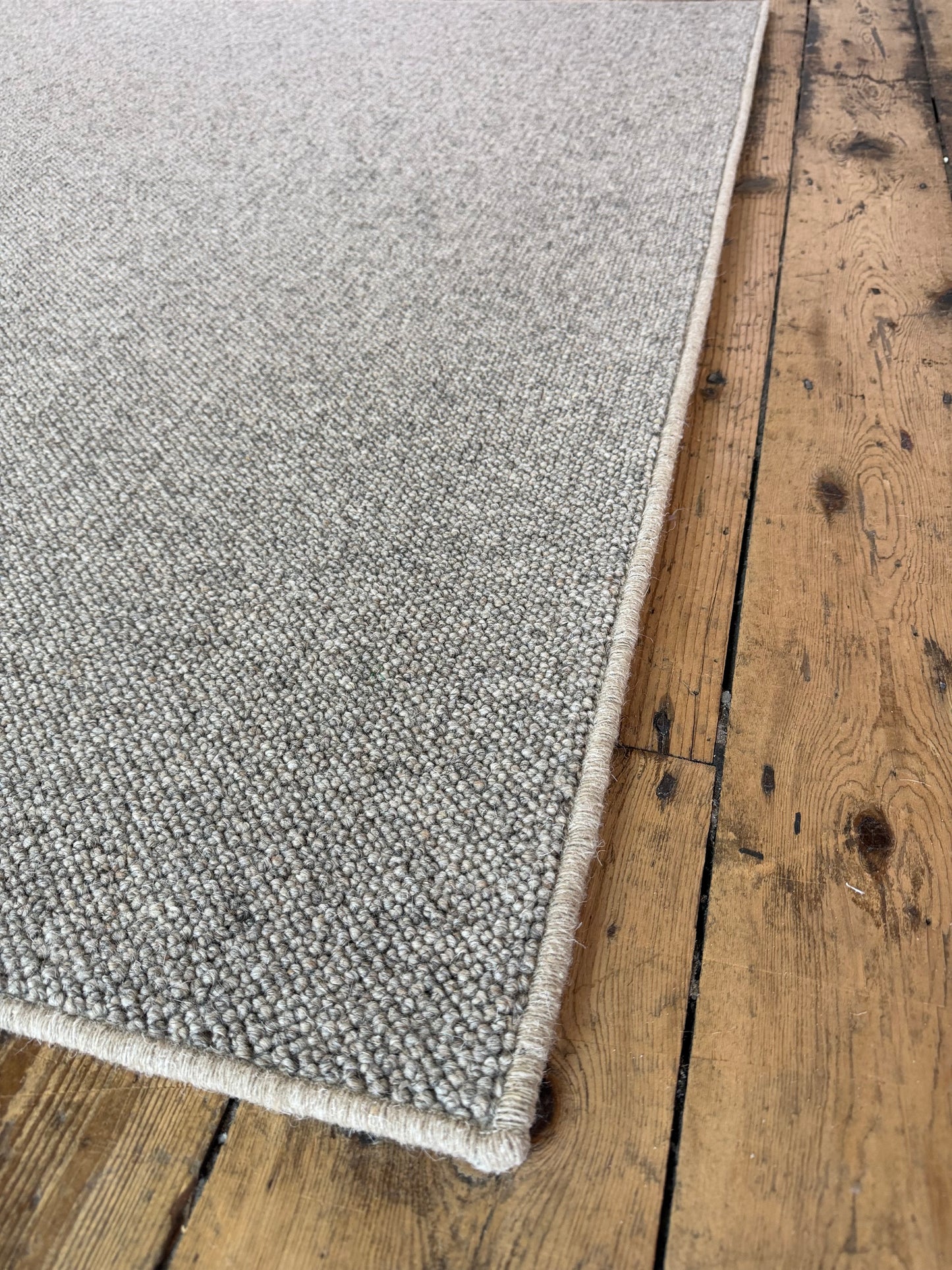 Chert 100% wool rug 177cm x 298cm