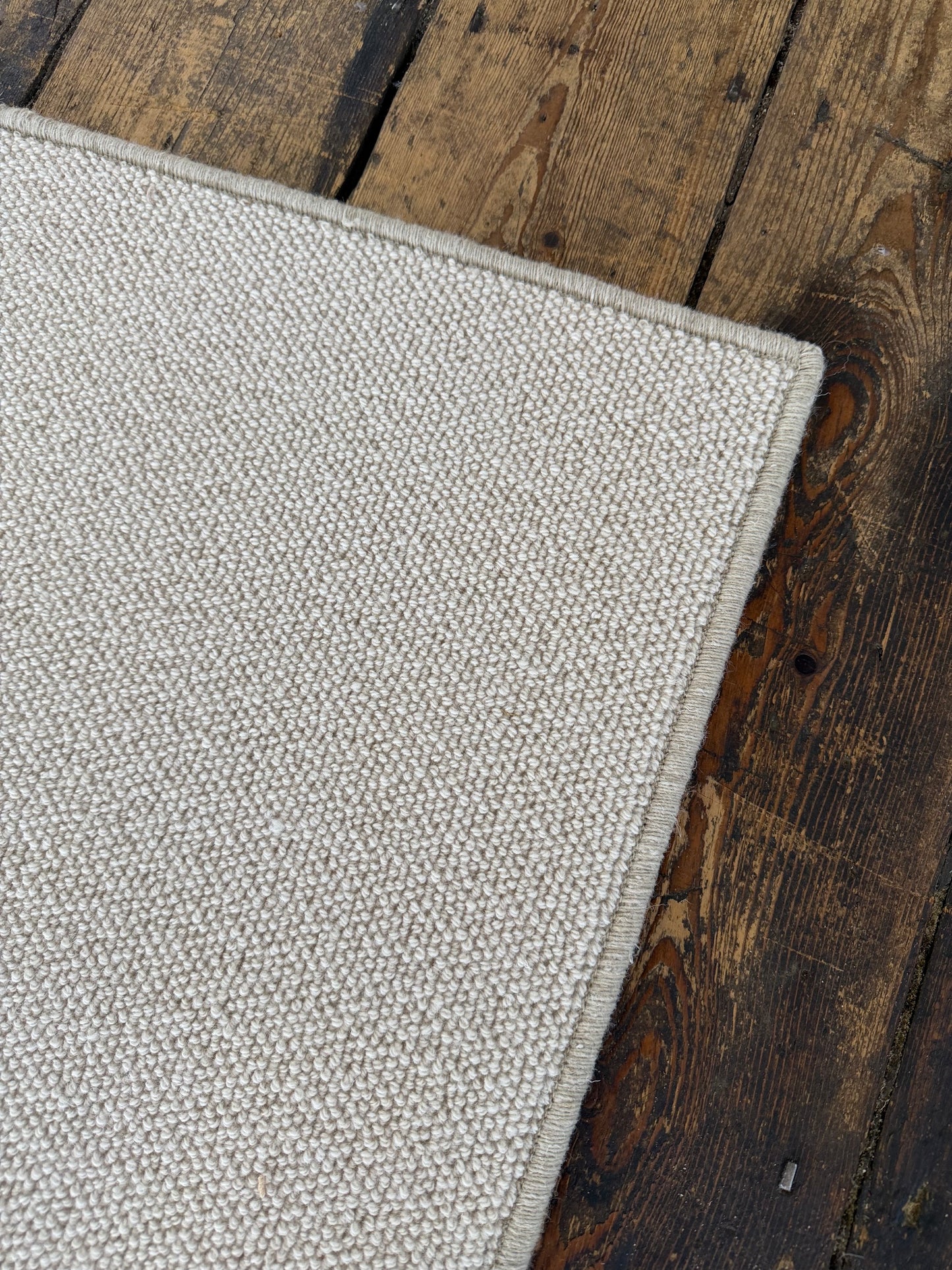 White flake 100% wool rug 270cm x 370cm