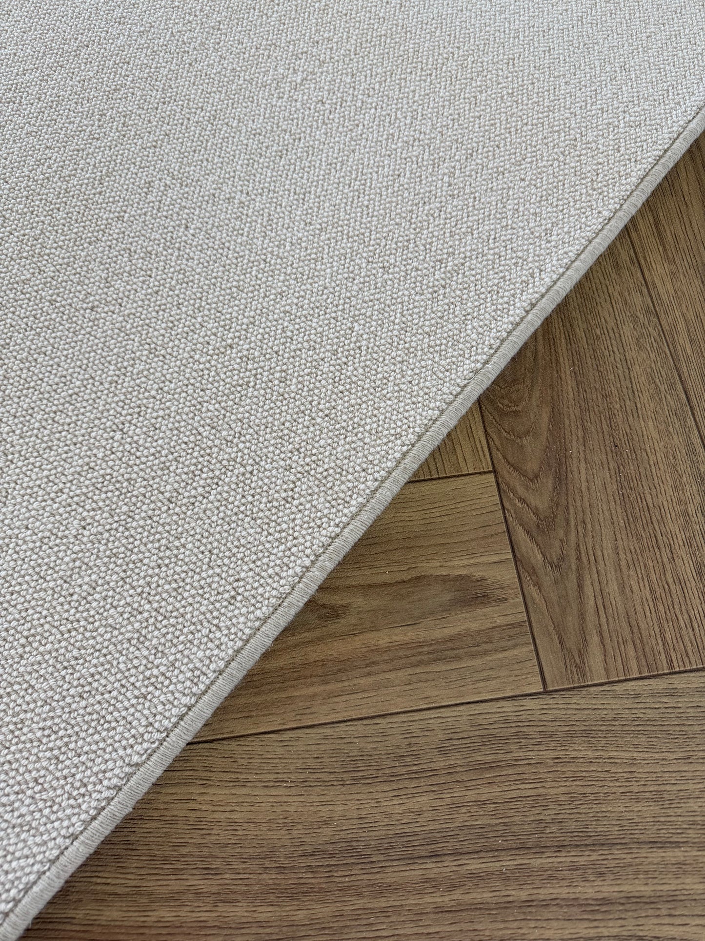 White flake 100% wool rug 270cm x 370cm