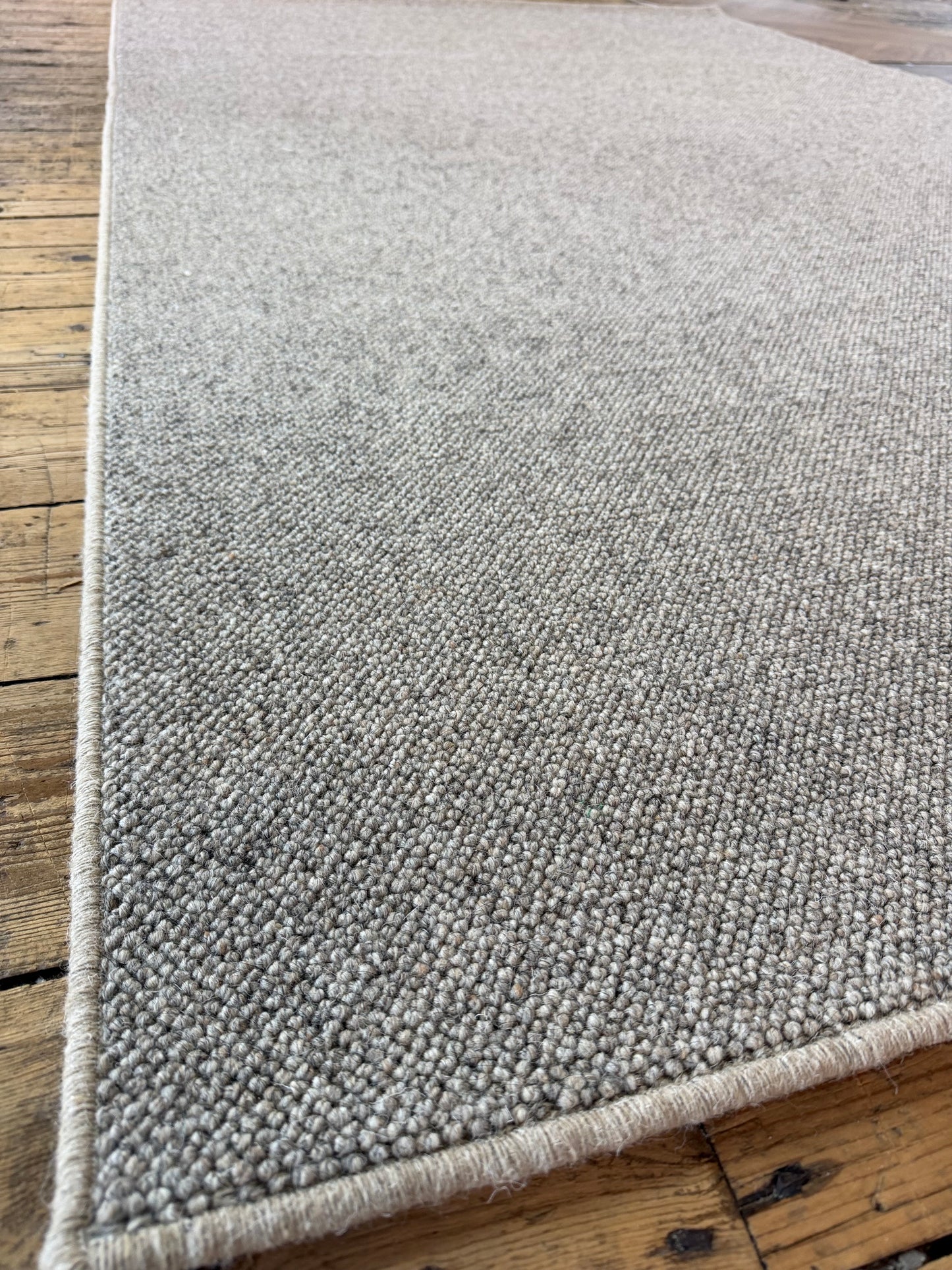 Chert 100% wool rug 177cm x 298cm