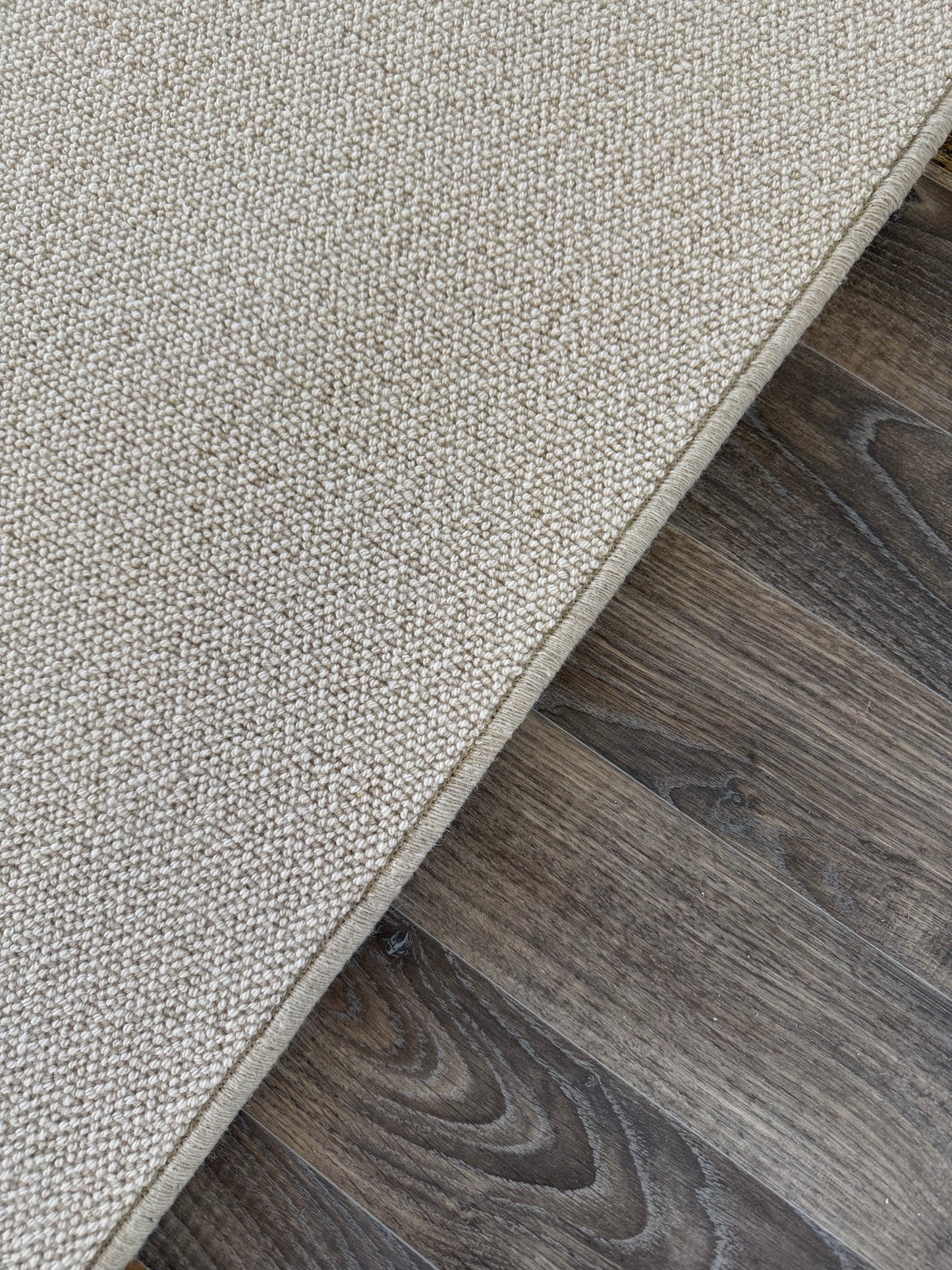 White flake 100% wool rug 270cm x 370cm