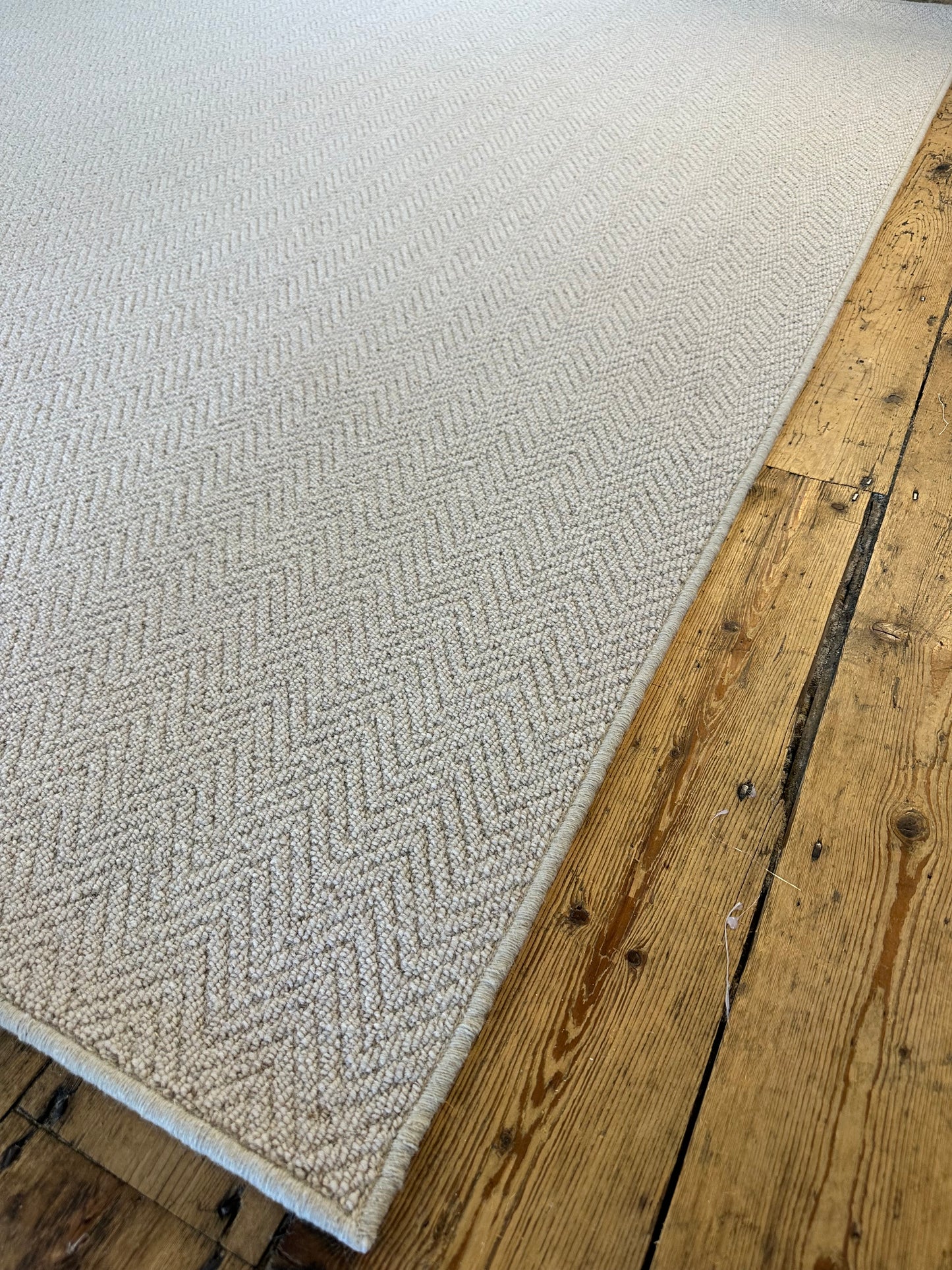 Ecru herringbone 100% wool rug 253cm x 305cm